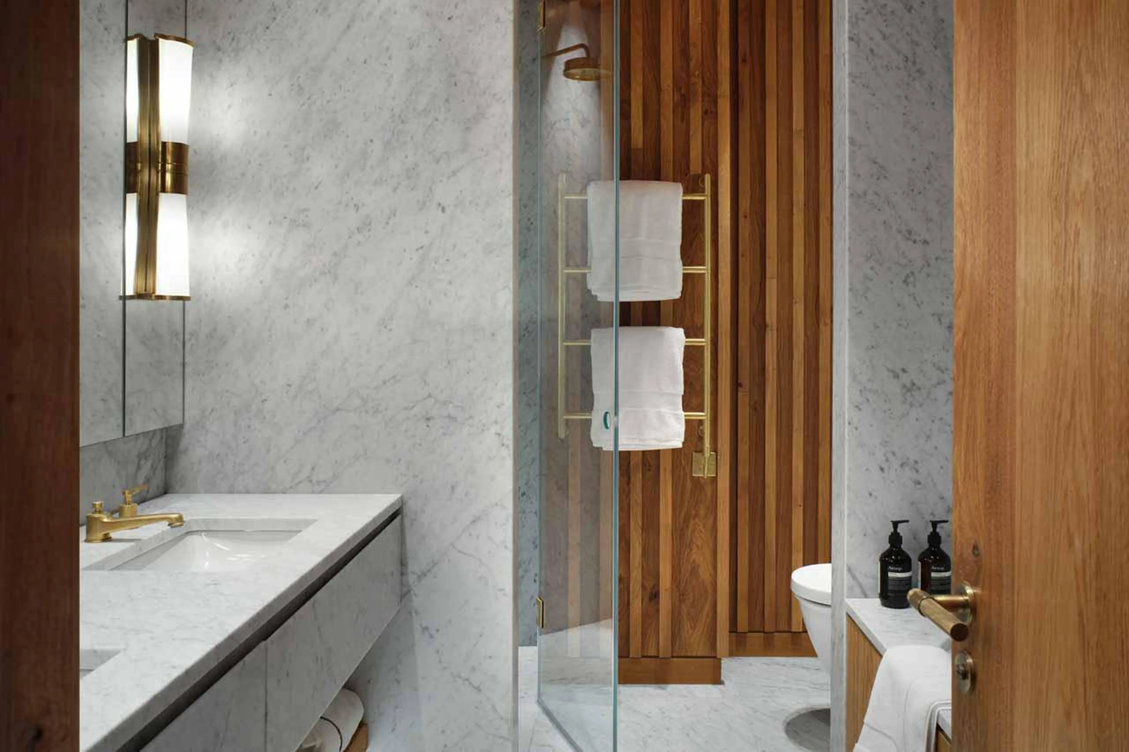 Shower at Etoile du Nord West in Val d'Isere