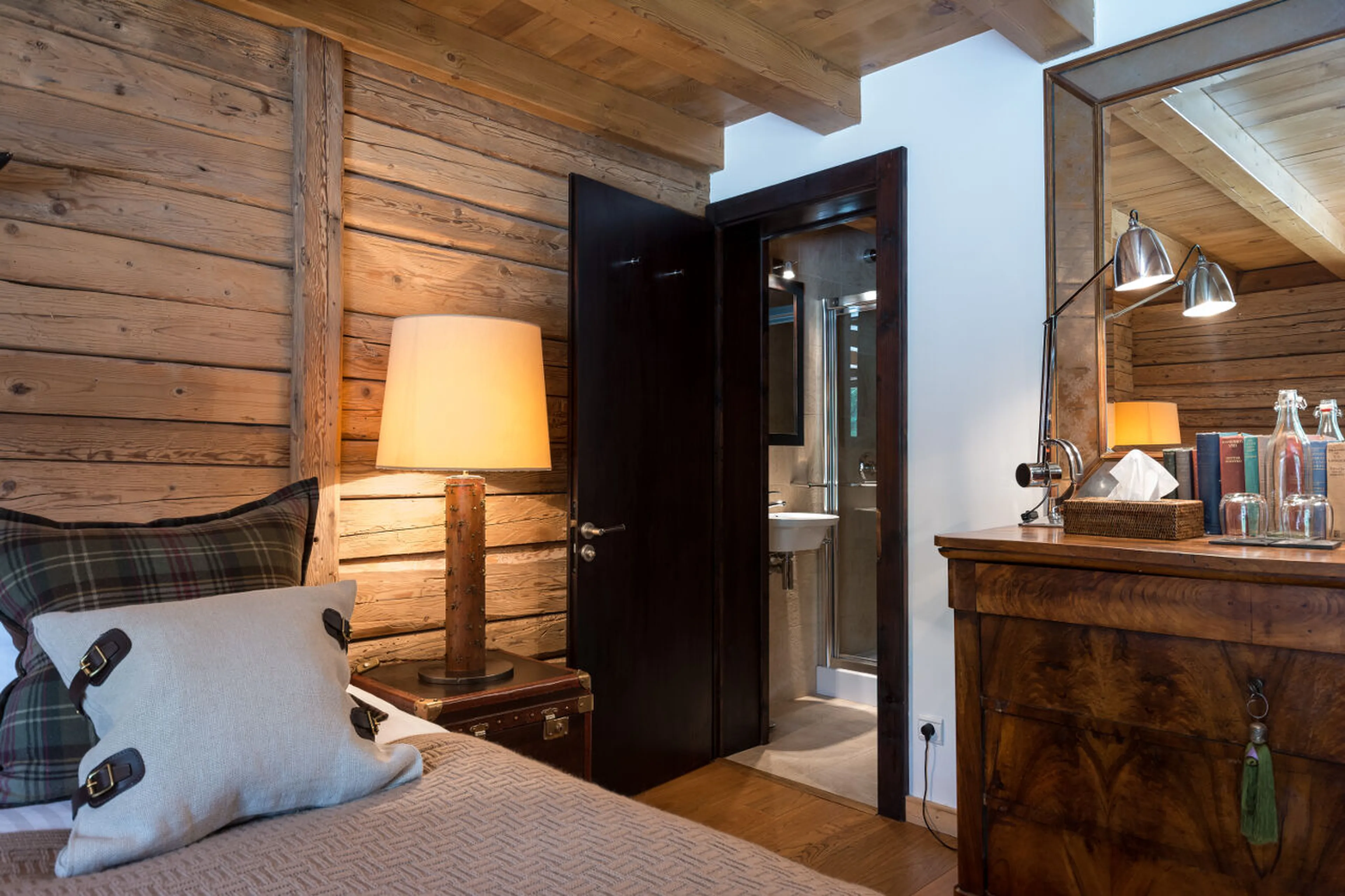 Double bedroom with en-suite shower room in Ferme de Moudon in Les Gets