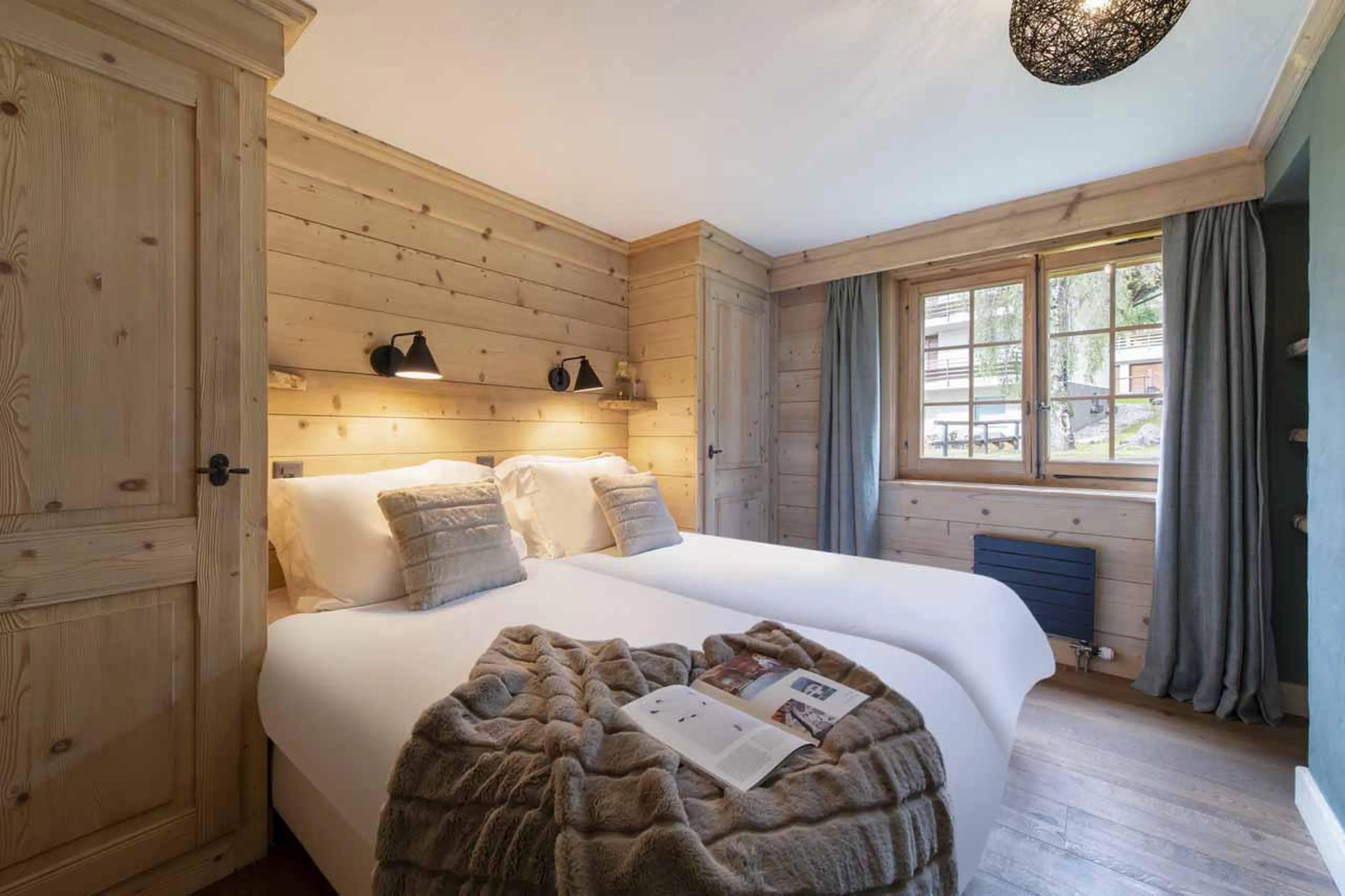 Bright double bedroom in Fleur de Lin 204, Verbier