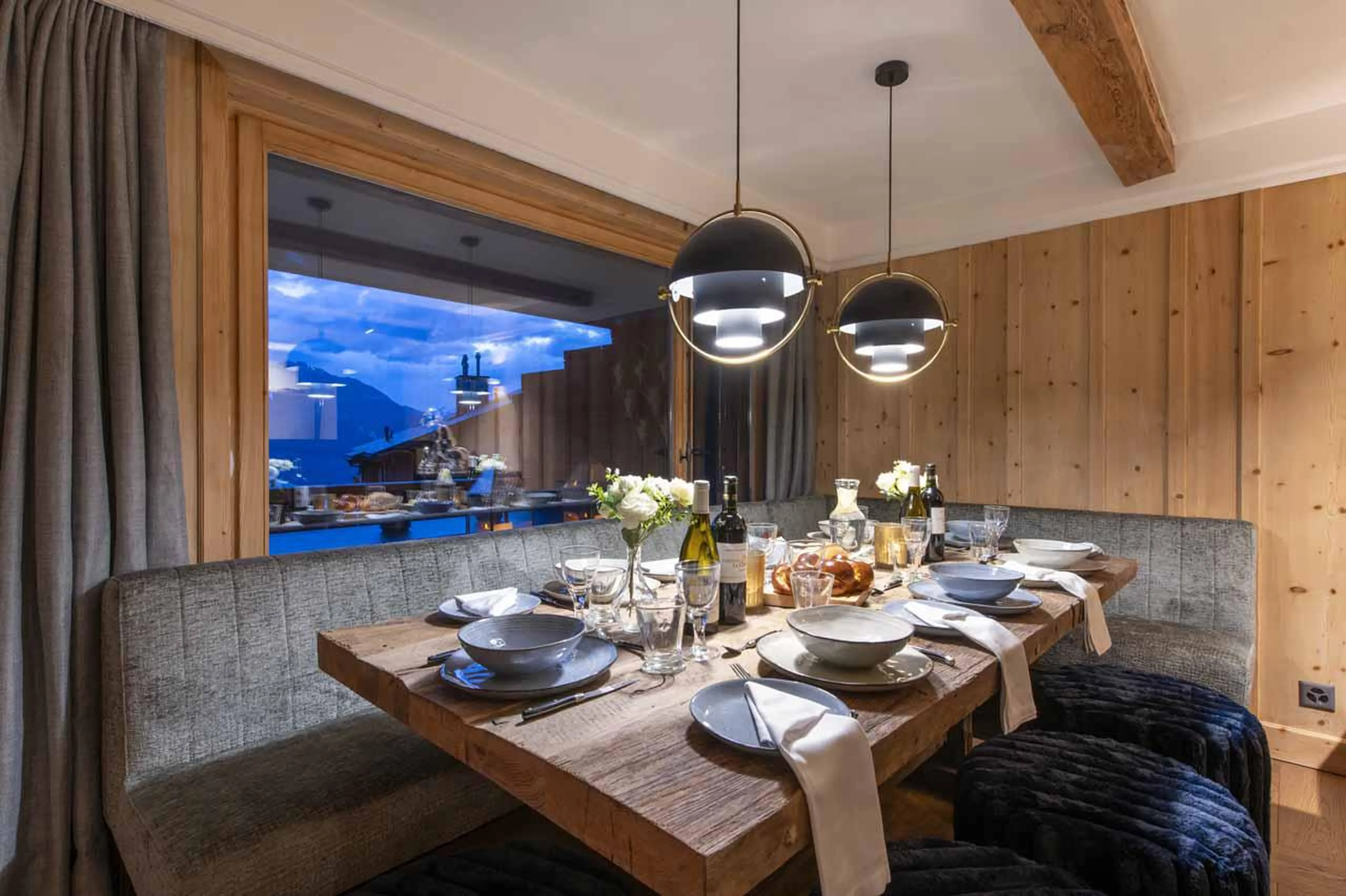 Dining table in Fleur de Lin 204, Verbier