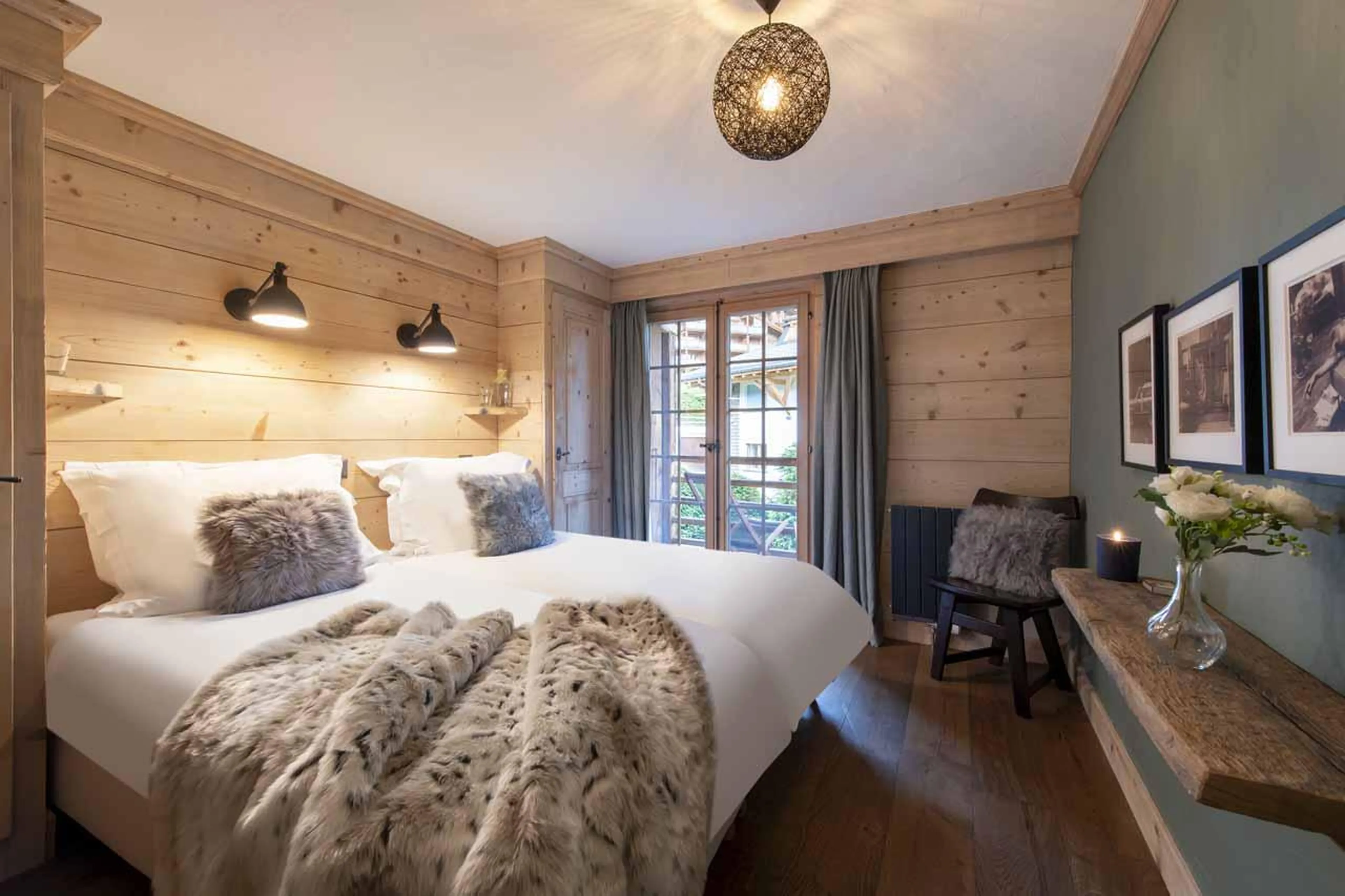 Spacious double bedroom in Fleur de Lin 204, Verbier