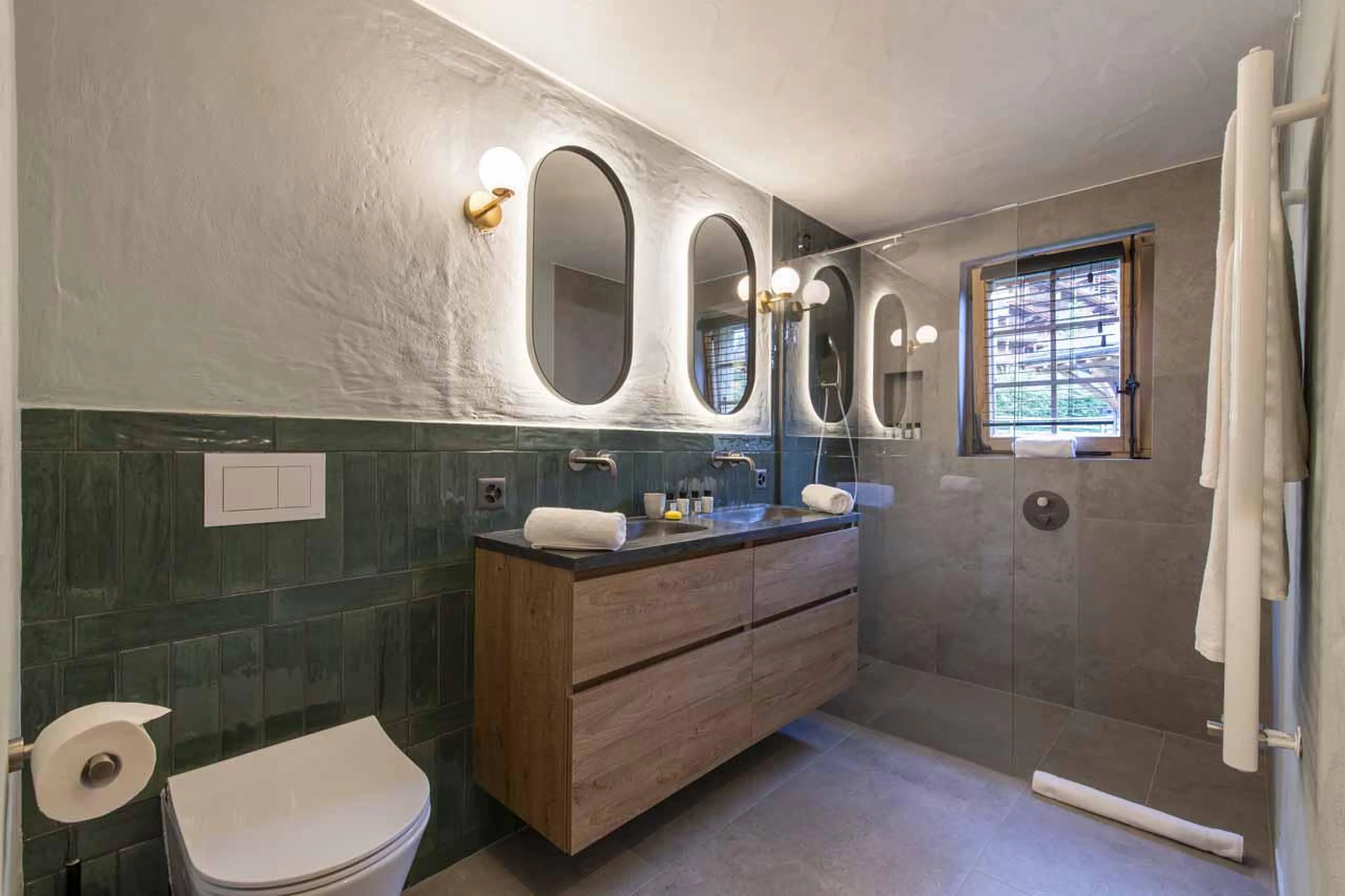 Double bedroom en-suite in Fleur de Lin 204, Verbier