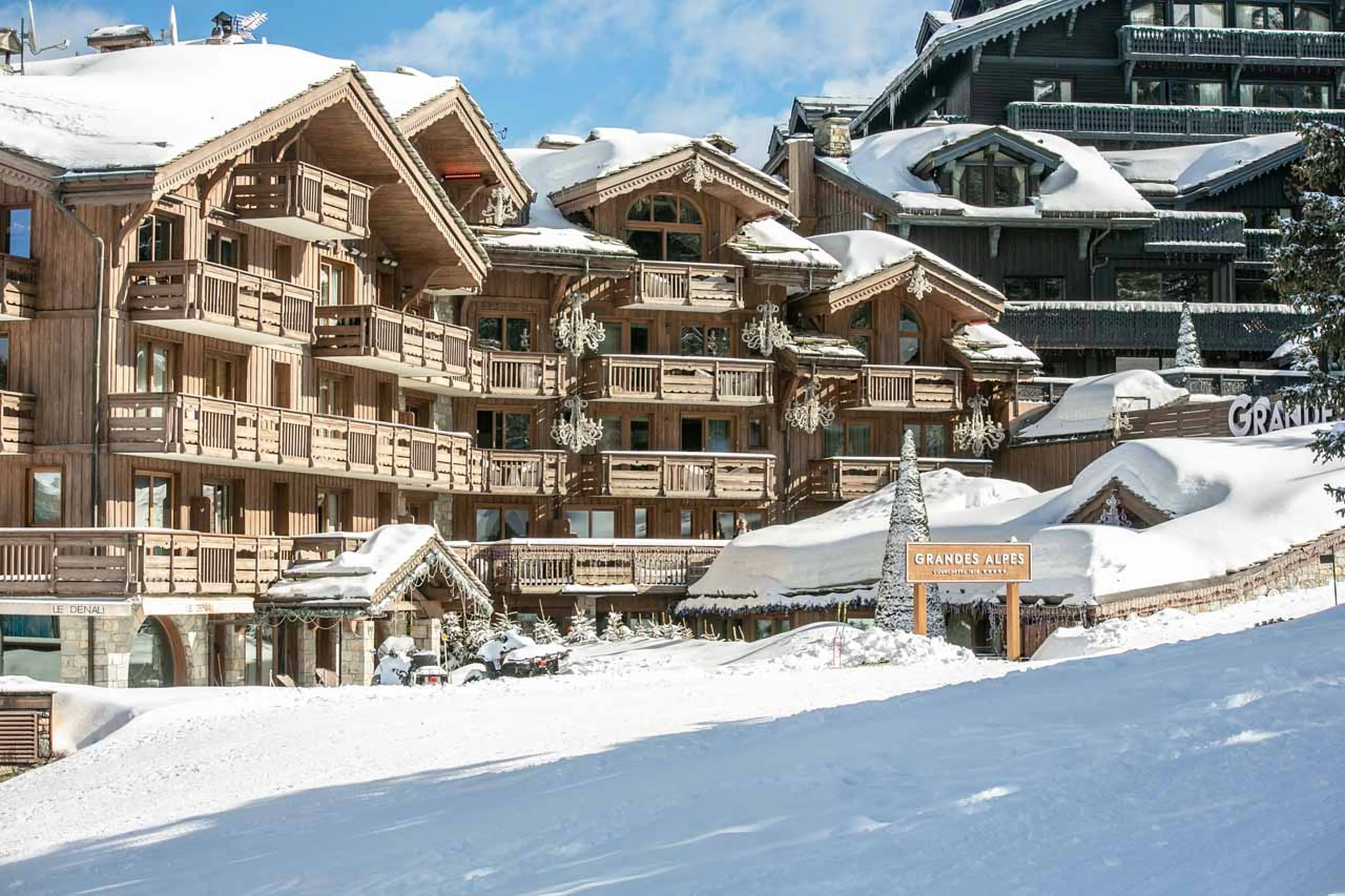 Ski-in ski out access from Apartment Amethyst in Courchevel 1850