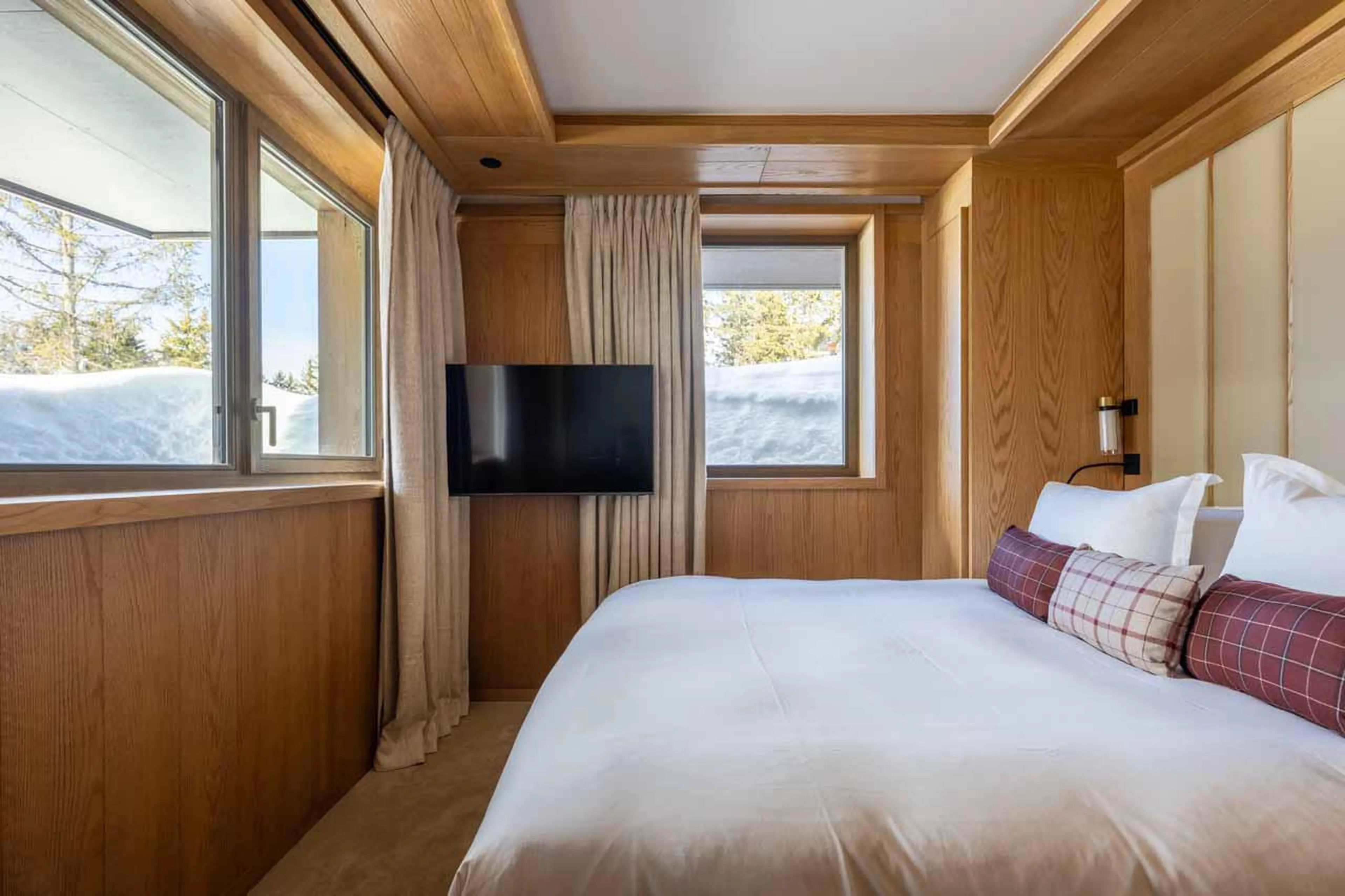 Double bedroom with TV in Sasha Apartment 3, Courchevel 1850