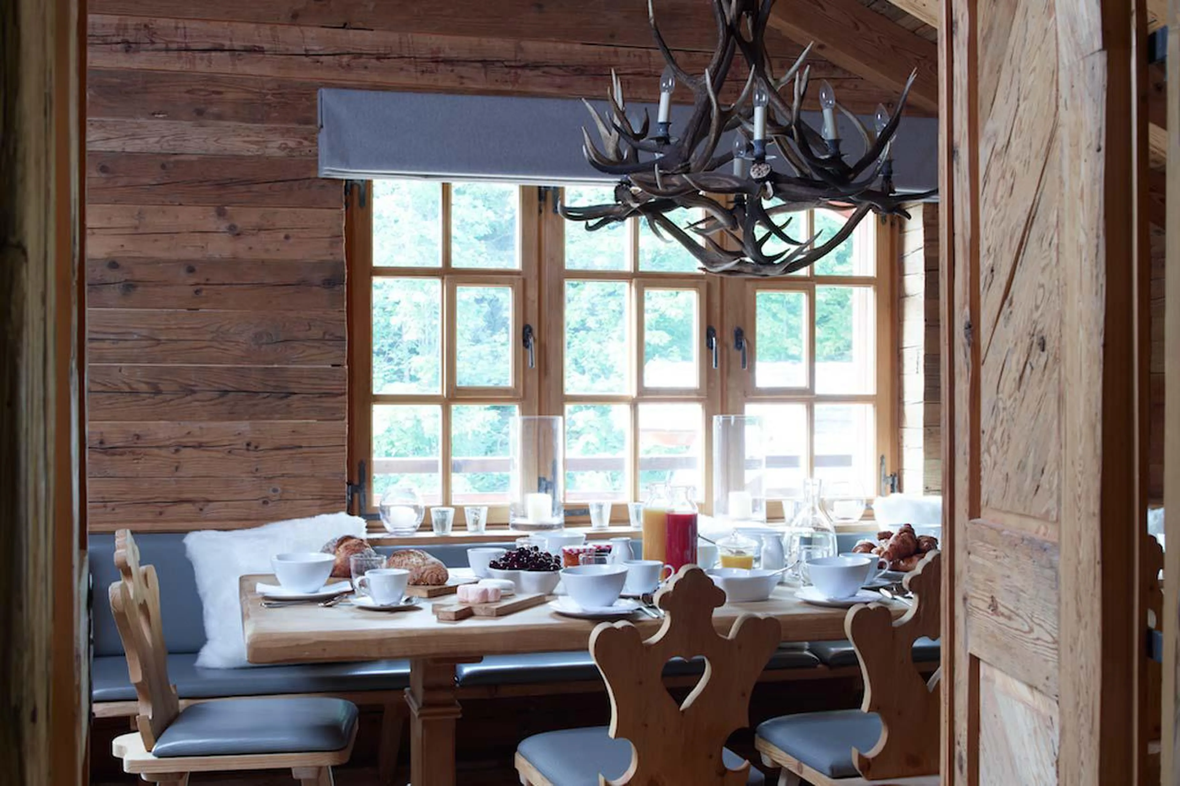 Authentic Swiss Stübli breakfast room in Haus Alpina in Klosters