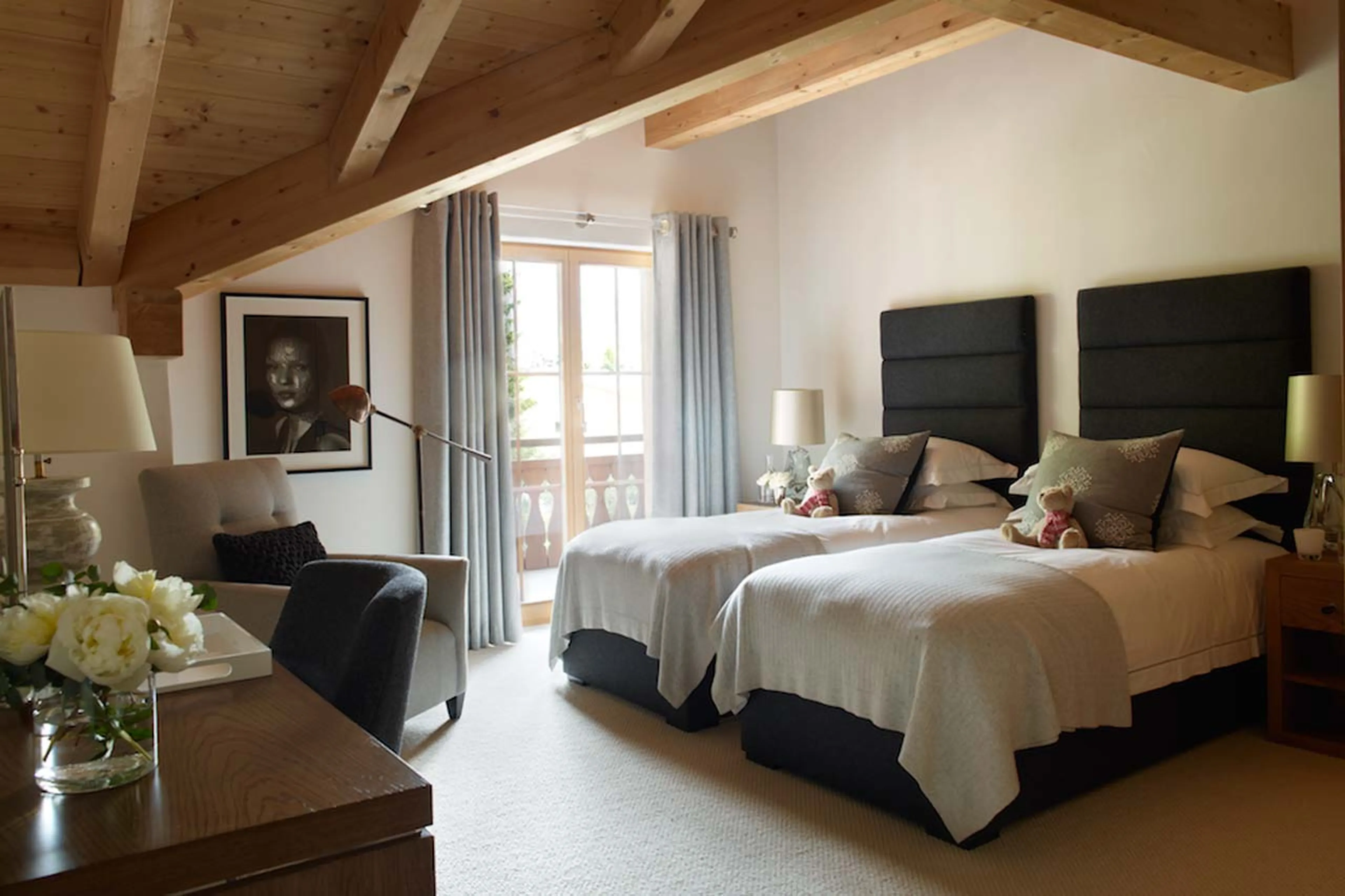 Twin/double bed in bedroom with en-suite bathroom in Haus Alpina in Klosters