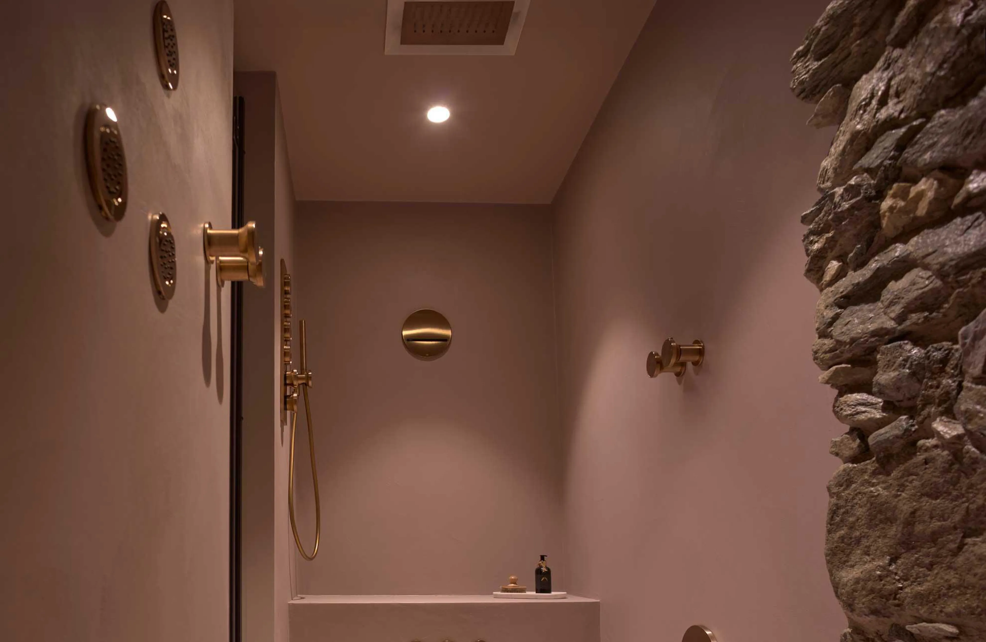 Shower in Heritage Carrel, Cervinia