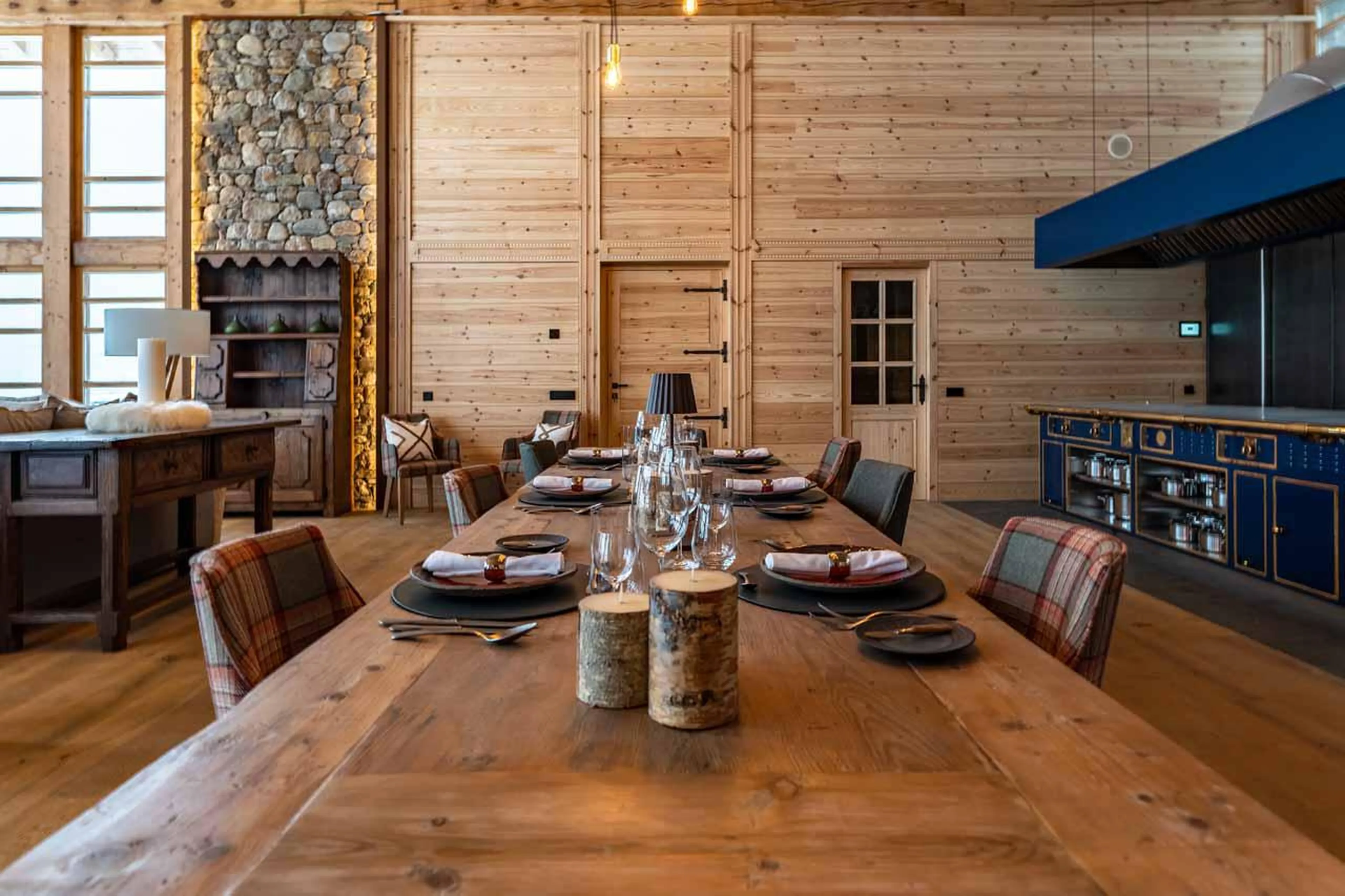 Dining table and kitchen at Hermitage Mountain Lodge in Andorra