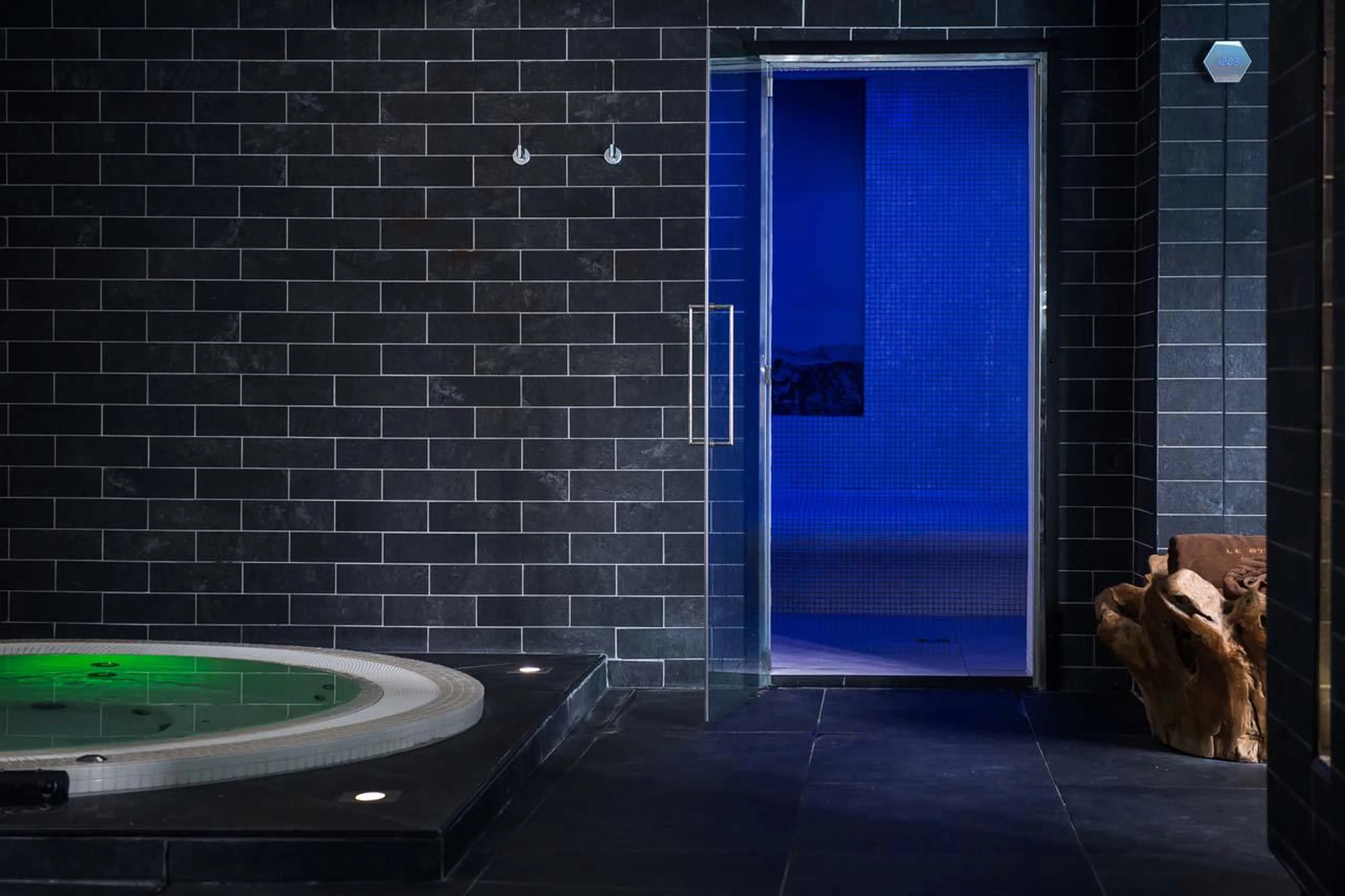 Hot tub and hammam at Apartment Bel Air in Courchevel 1850