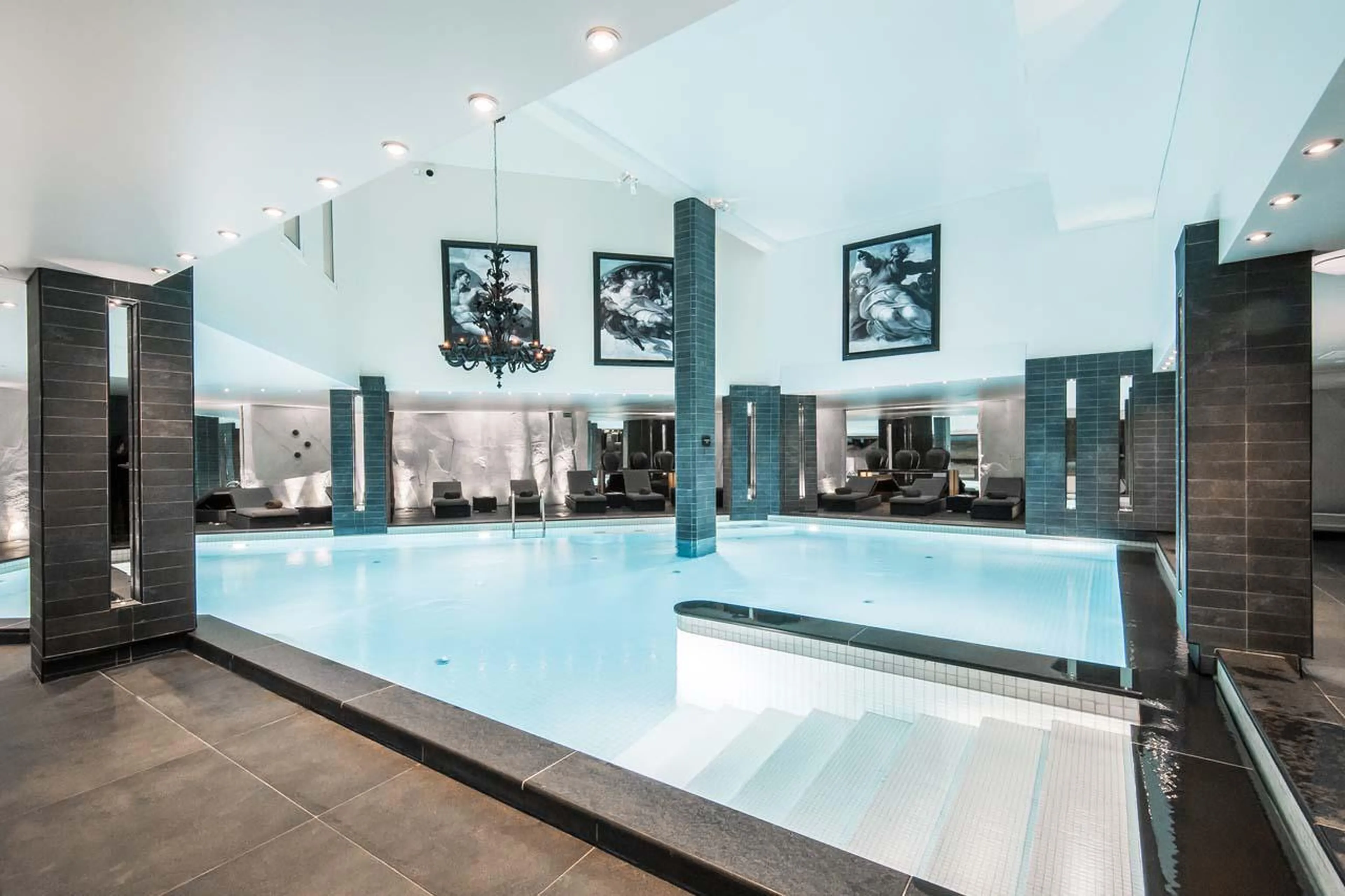 Vast heated swimming pool at Apartment Ariondaz in Courchevel 1850