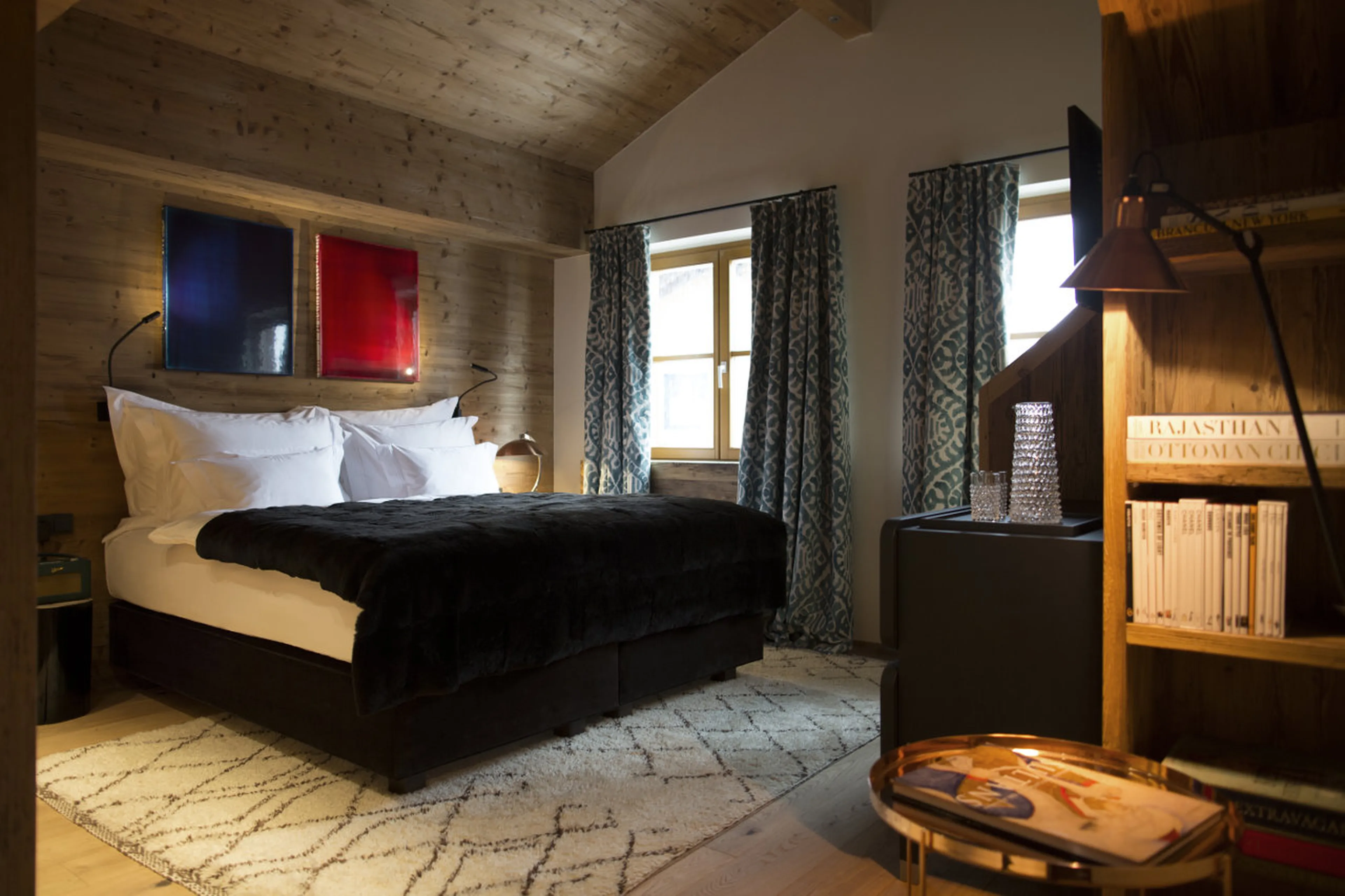 Double/twin bedroom with en-suite bathroom and gallery in House Hannes Schneider in Stuben, near Zür