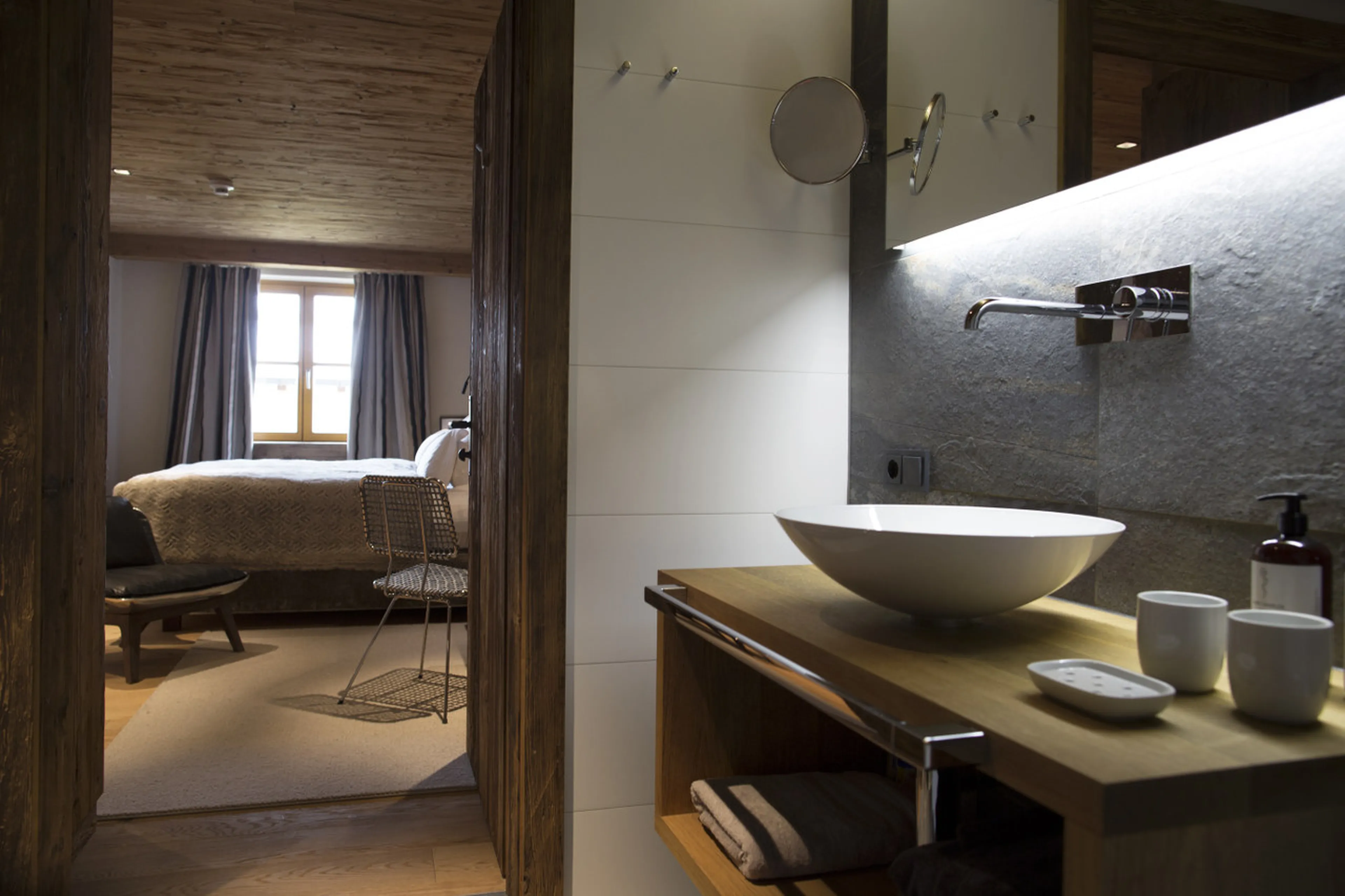 Bathroom en-suite to double bedroom in House Hannes Schneider in Stuben, near Zürs