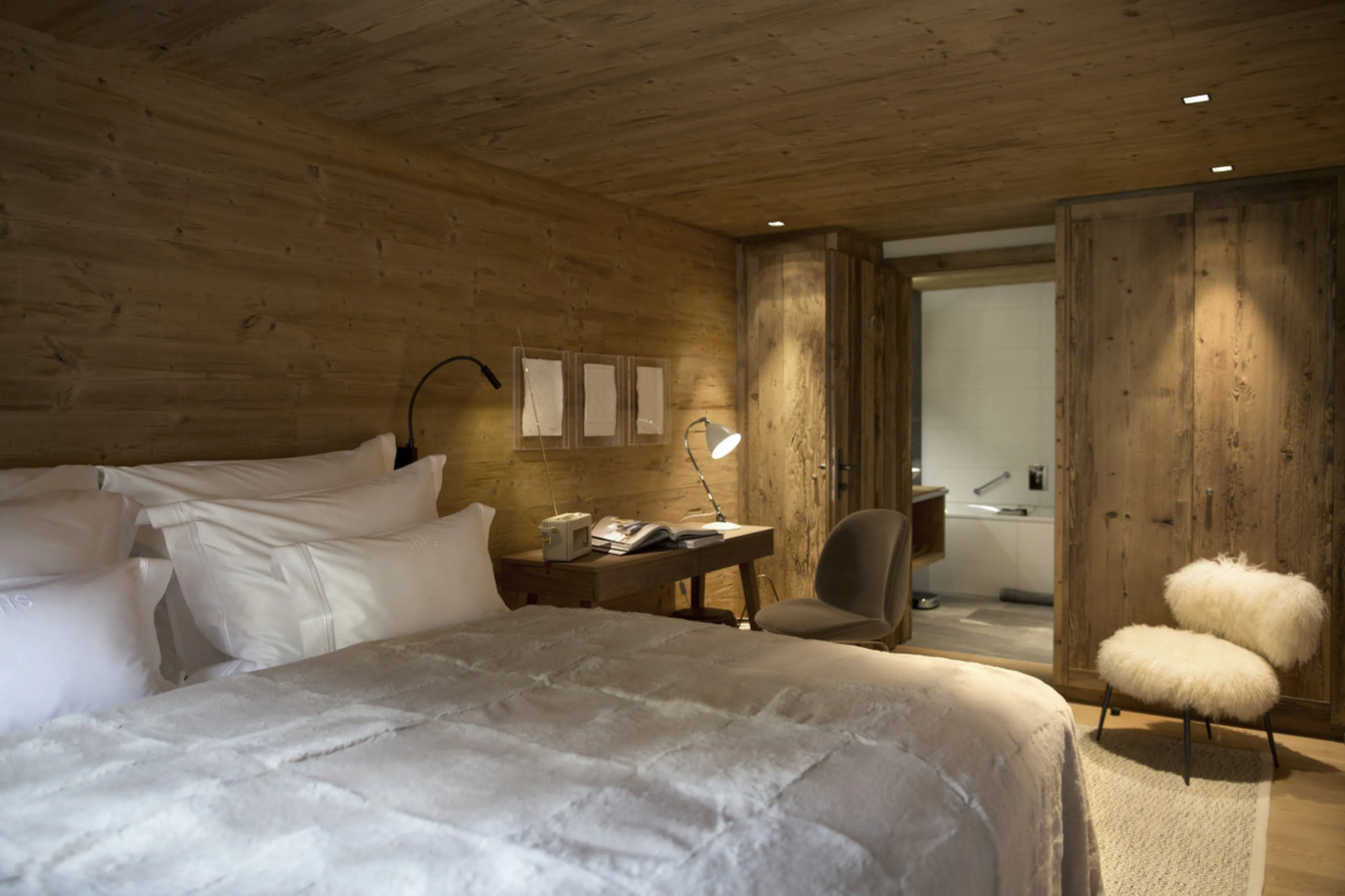 Double/twin bedroom with en-suite bathroom in House Hannes Schneider in Stuben, near Zürs