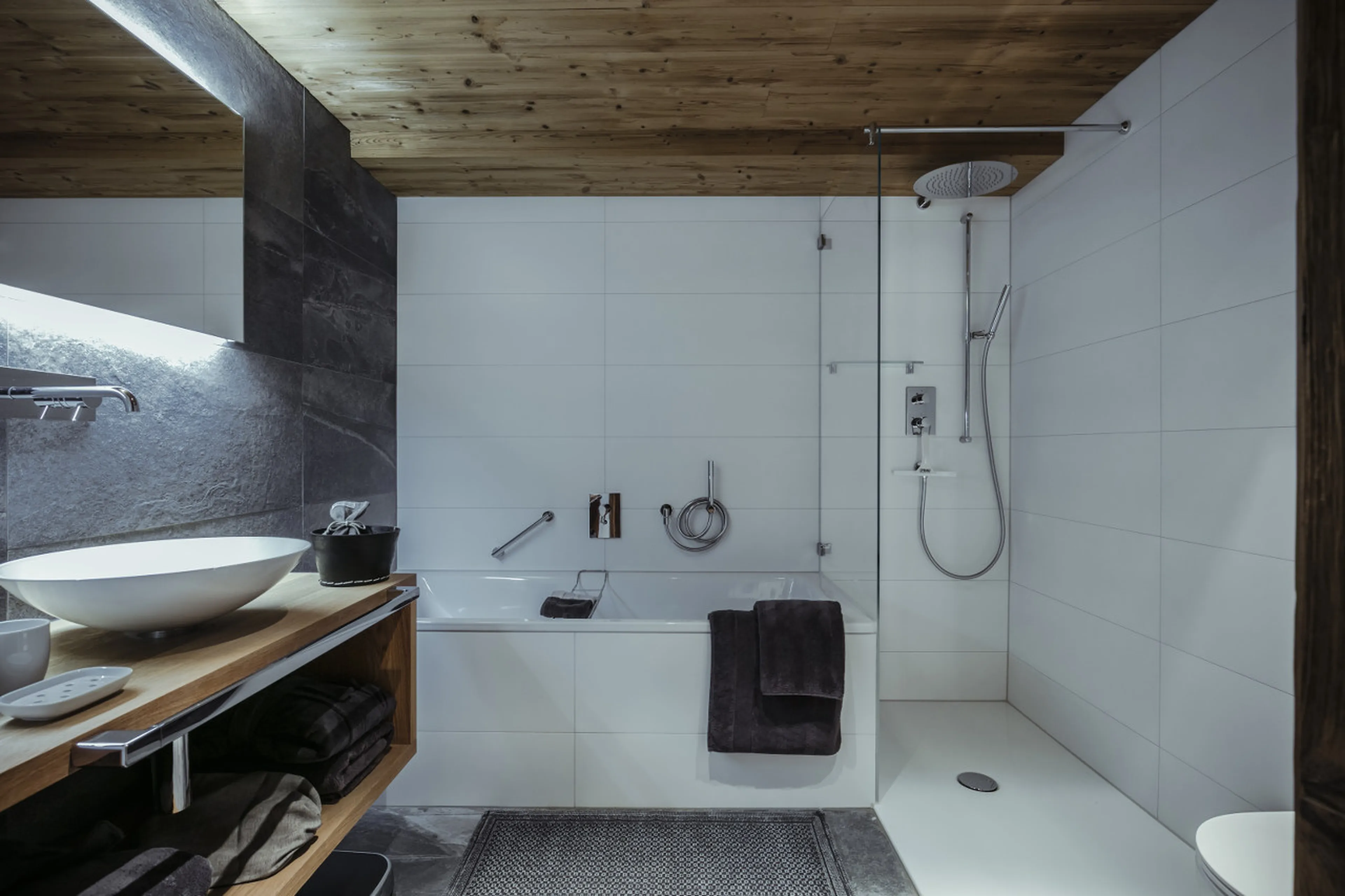 En-suite bathroom with bath and shower in House Hannes Schneider in Stuben, near Zürs