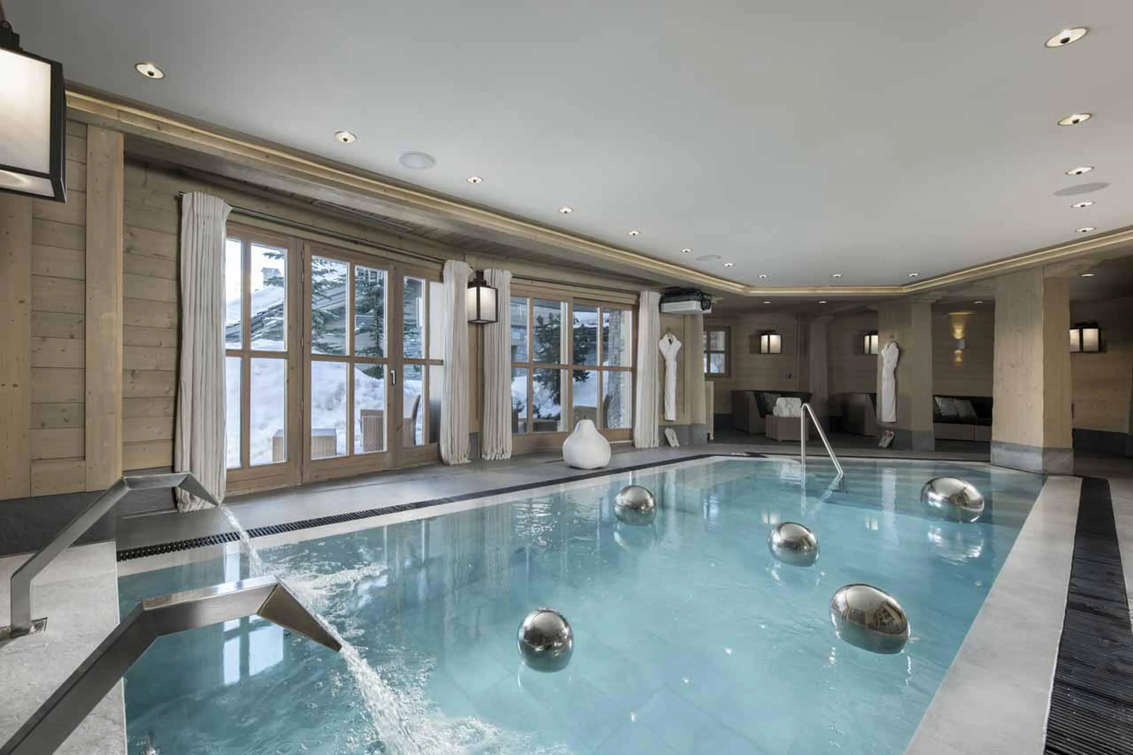 Heated indoor swimming pool with jet stream in Chalet Abruzzes in Courchevel 1850