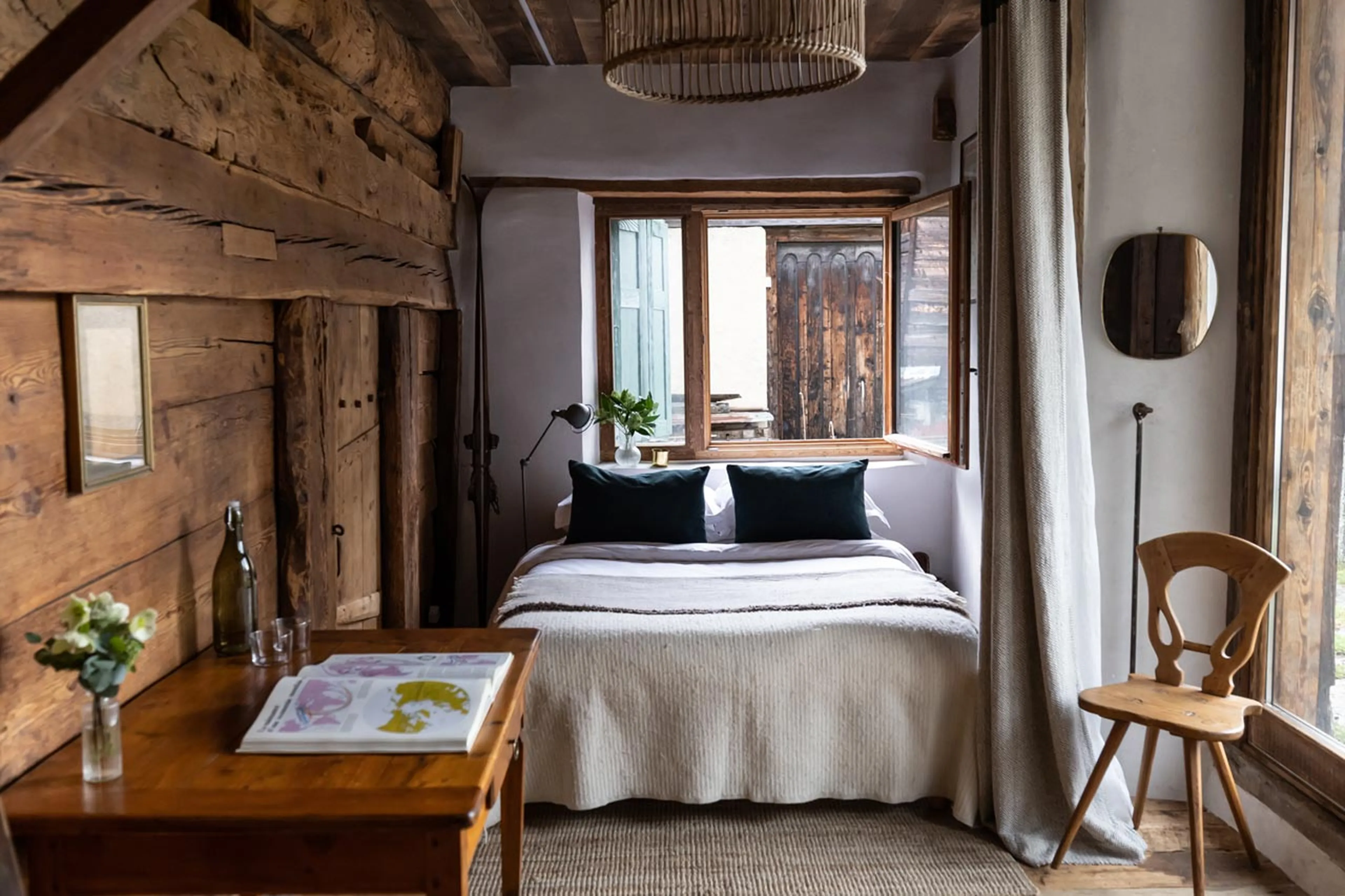 Double bedroom with desk in La Ferme des Frasserands, Chamonix