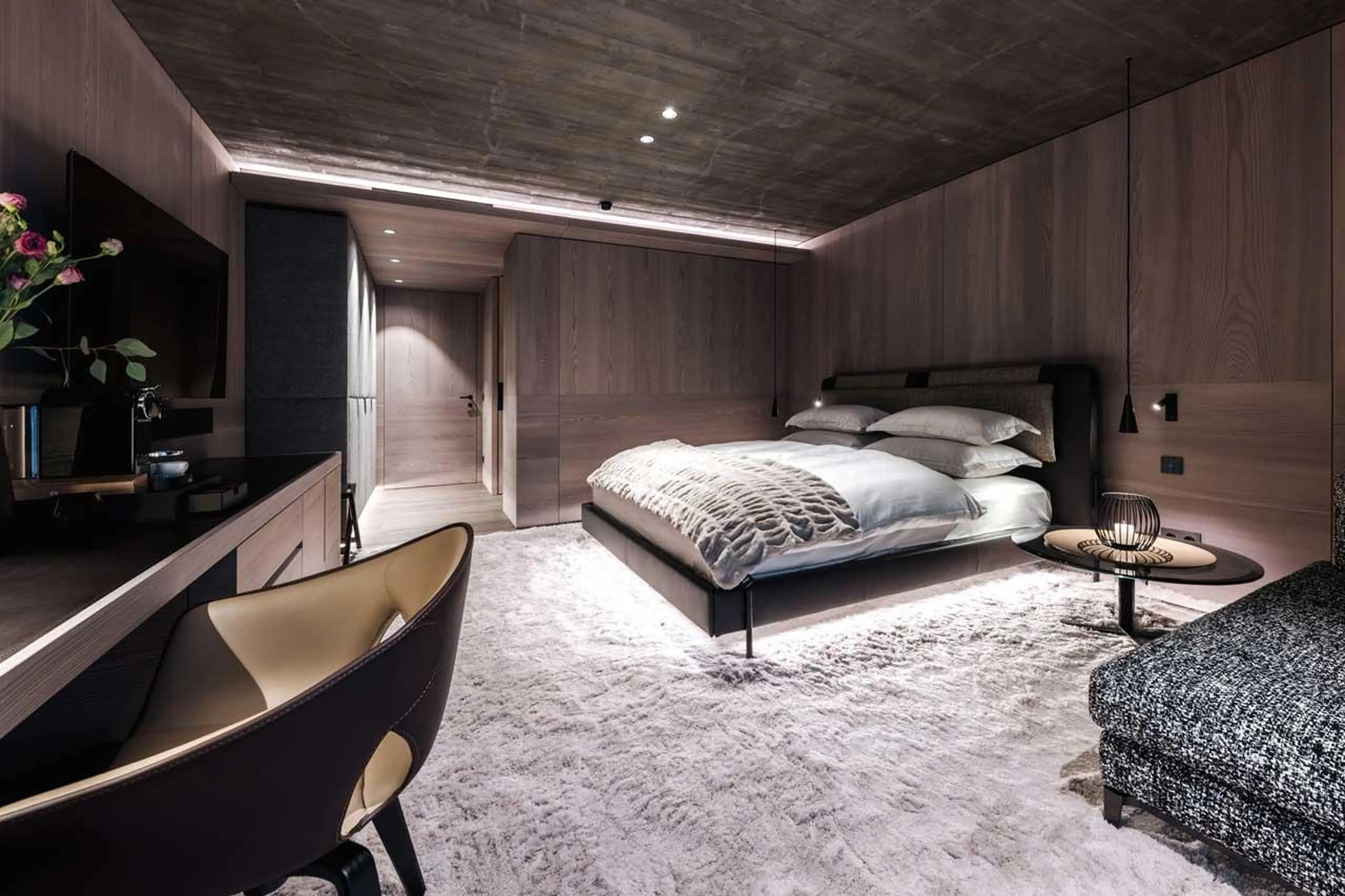 Double bedroom with en-suite shower room and terrace access in Le Chalet, Lech