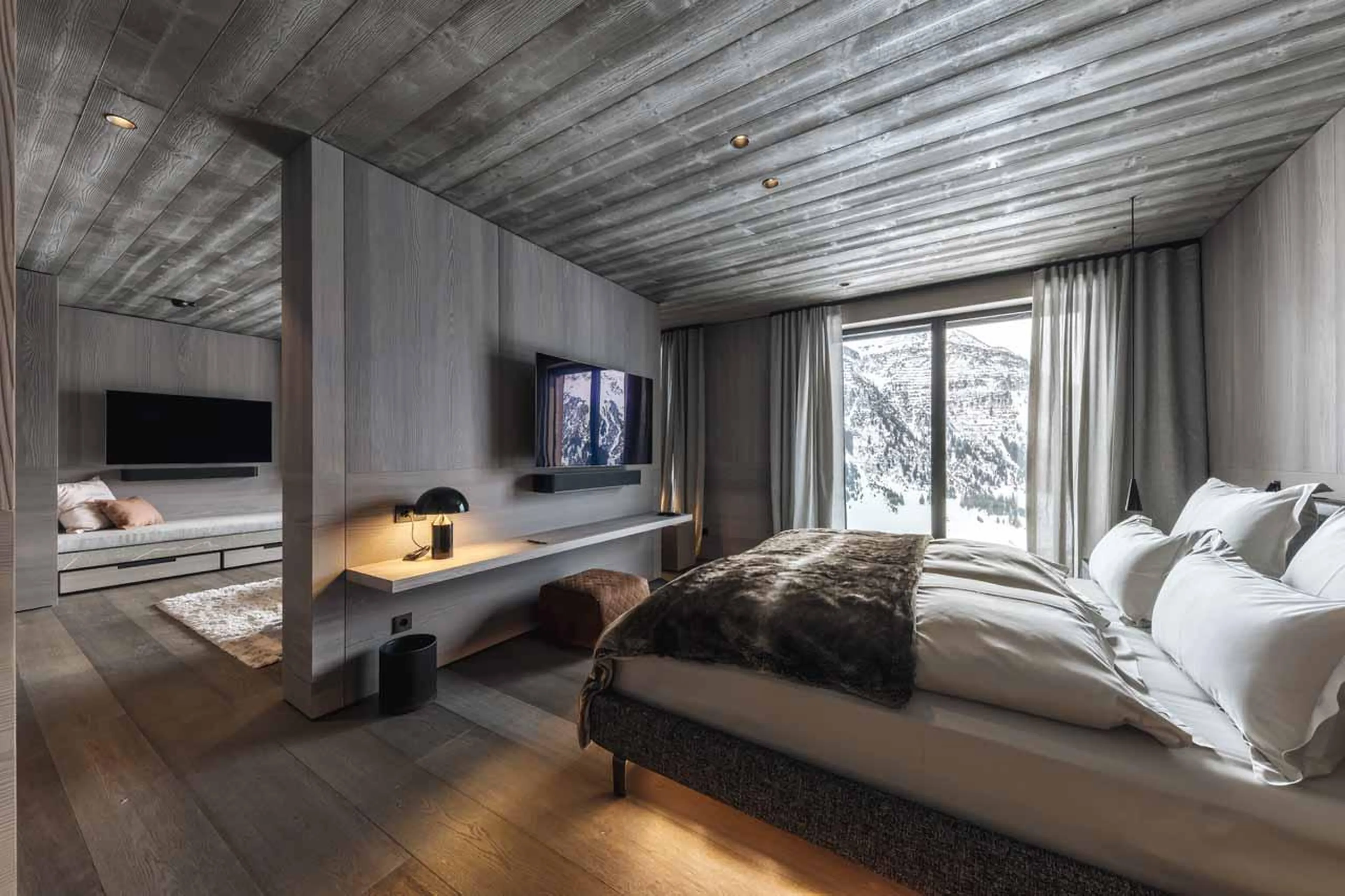 Double bedroom with living area, en-suite shower room and balcony in Le Chalet, Lech