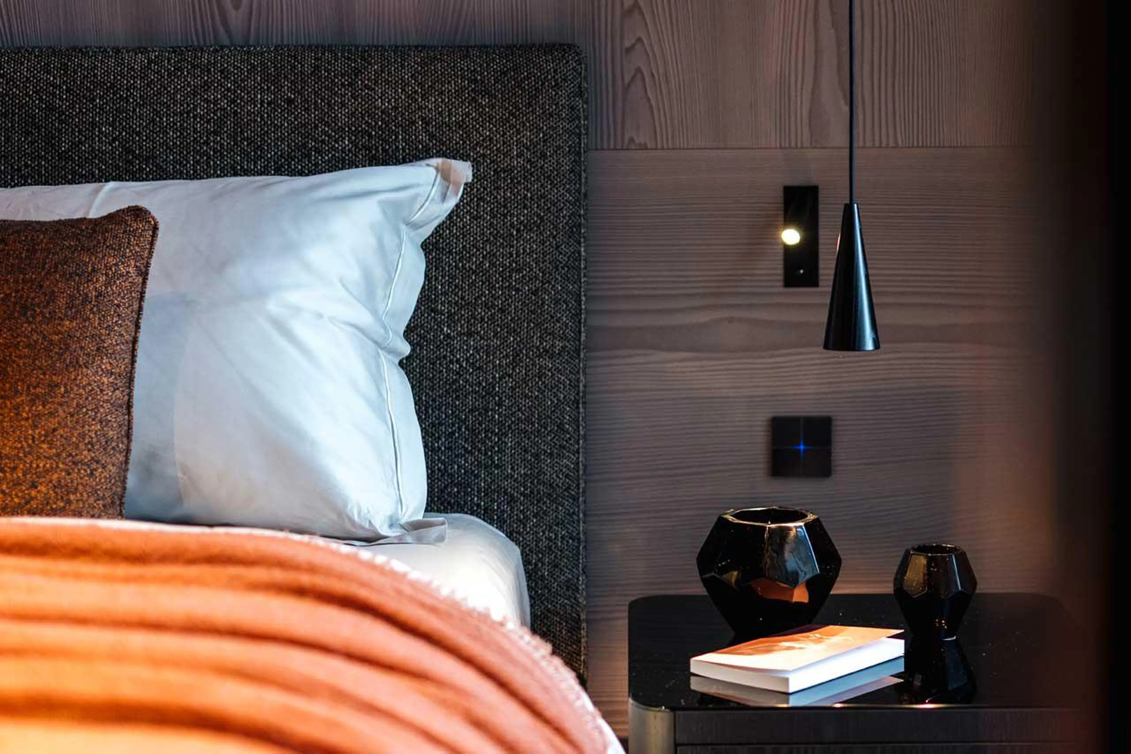 Double bedroom with living area, en-suite shower room and balcony  in Le Chalet, Lech