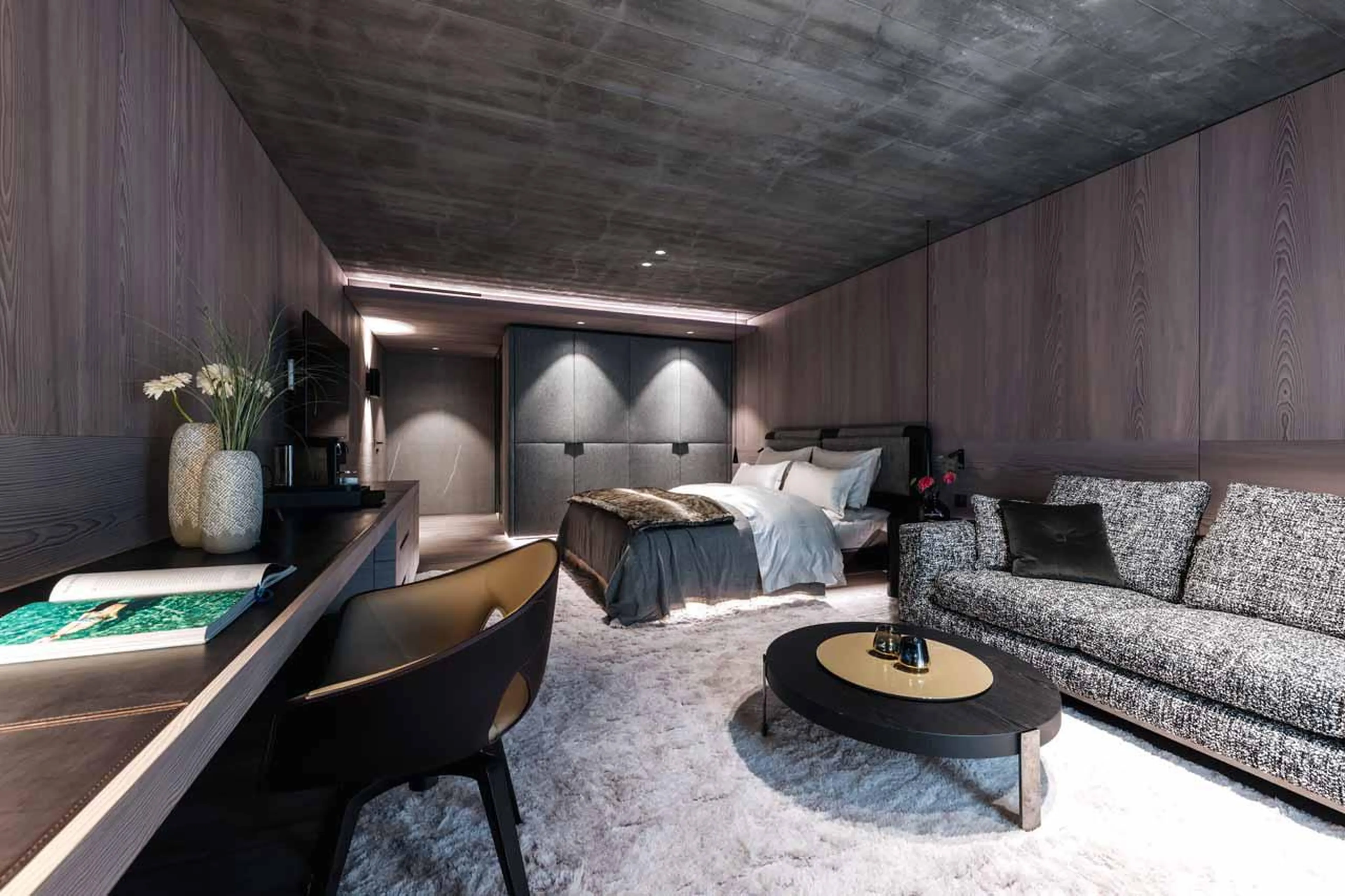 Double bedroom with living area, en-suite bathroom and terrace in Le Chalet, Lech