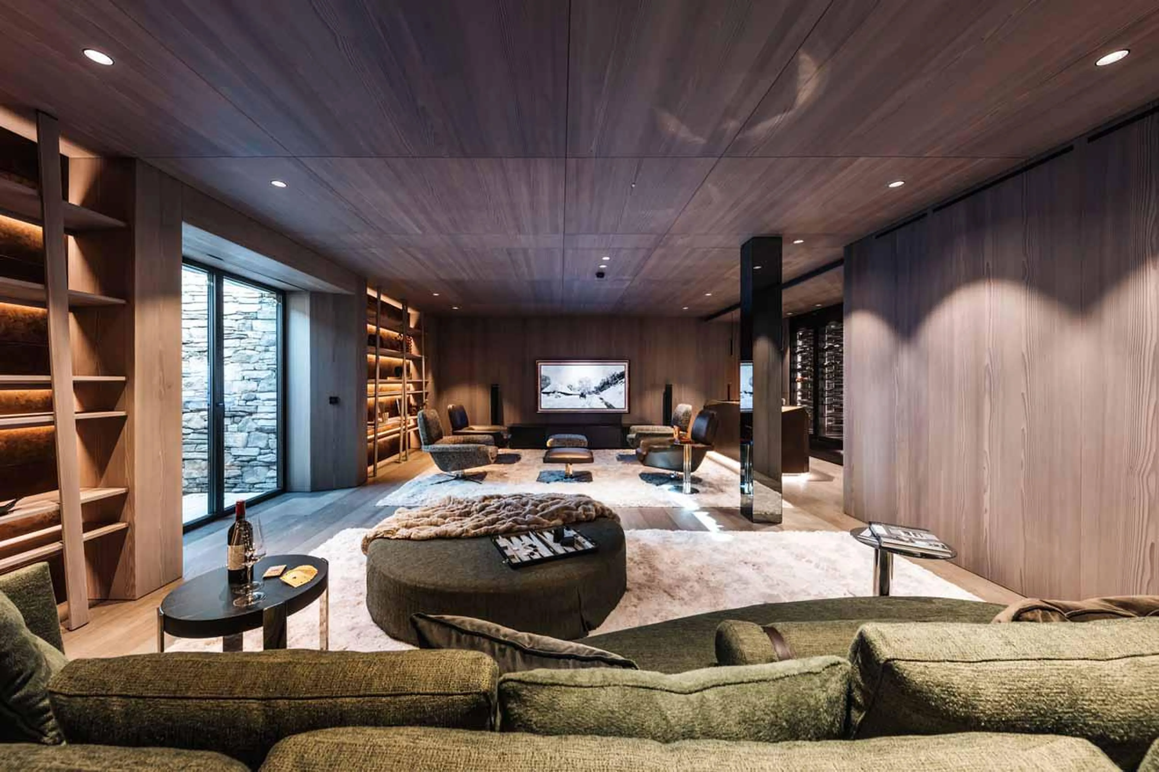 Entertainment area with comfortable seating and TV in Le Chalet, Lech