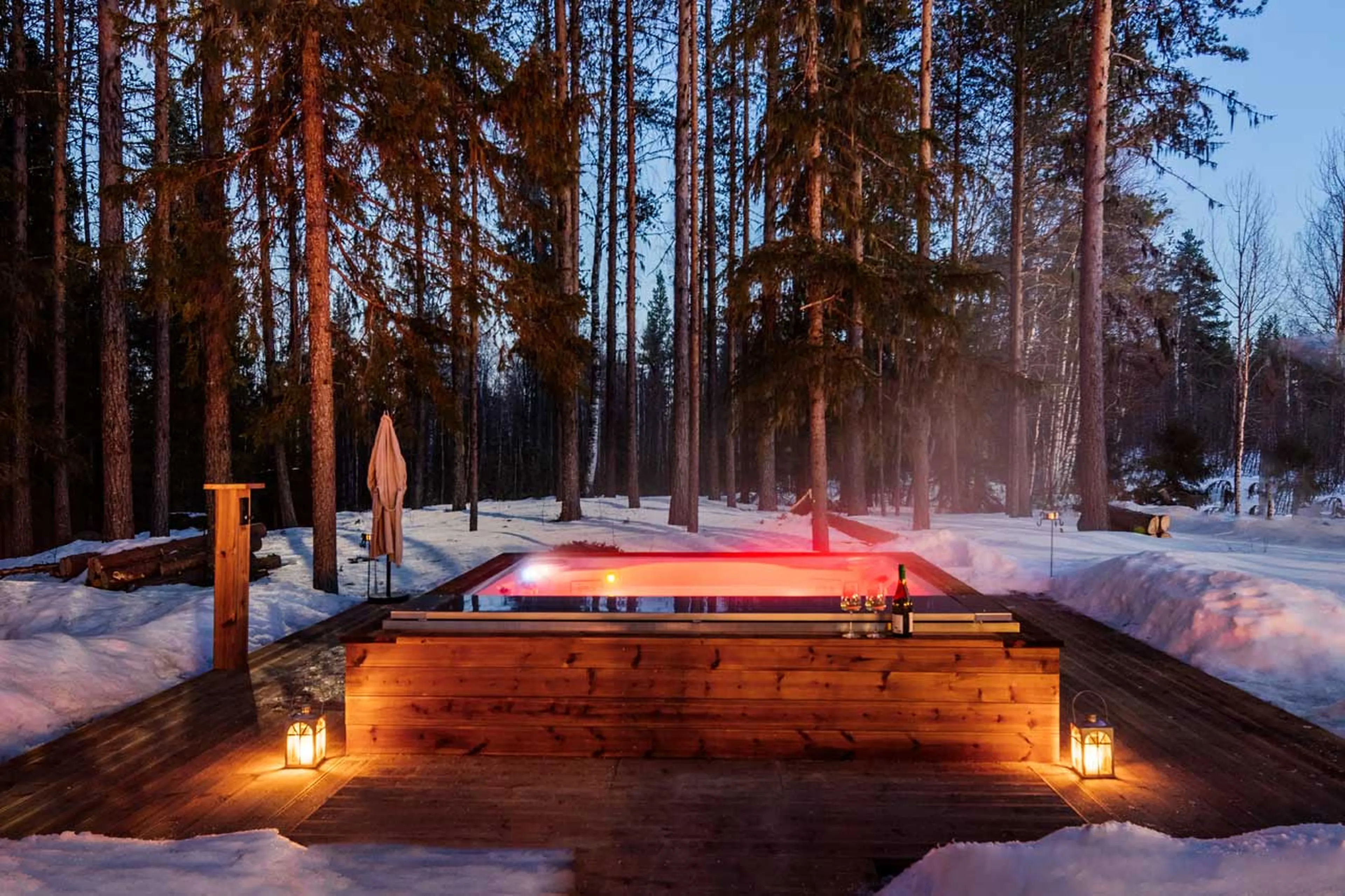 Outdoor jacuzzi at Logger's Lodge in Sweden