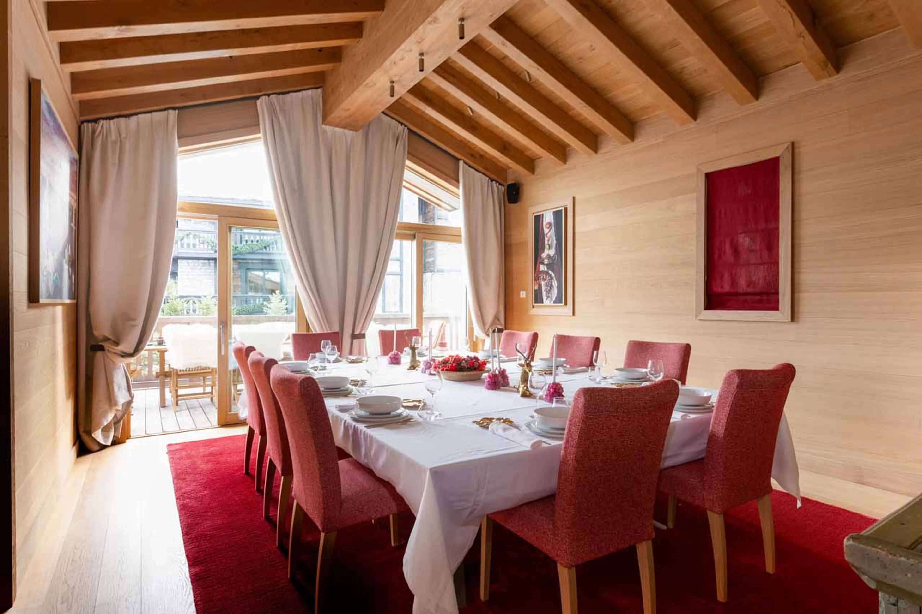 Dining table seating up to 14 guests in Lord of Snow, Courchevel 1850