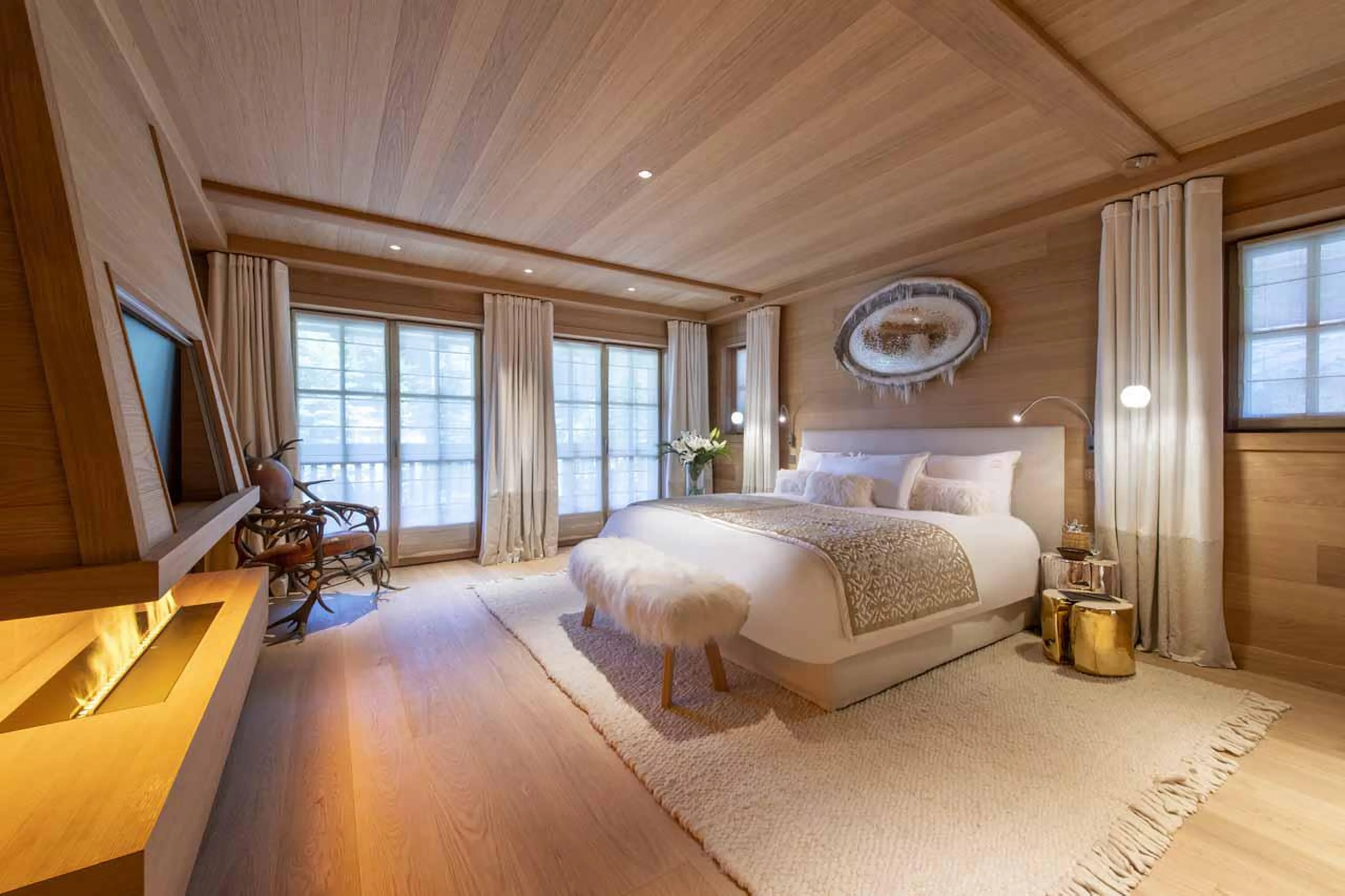 Master double bedroom with fireplace, TV and dressing room in Lord of Snow, Courchevel 1850