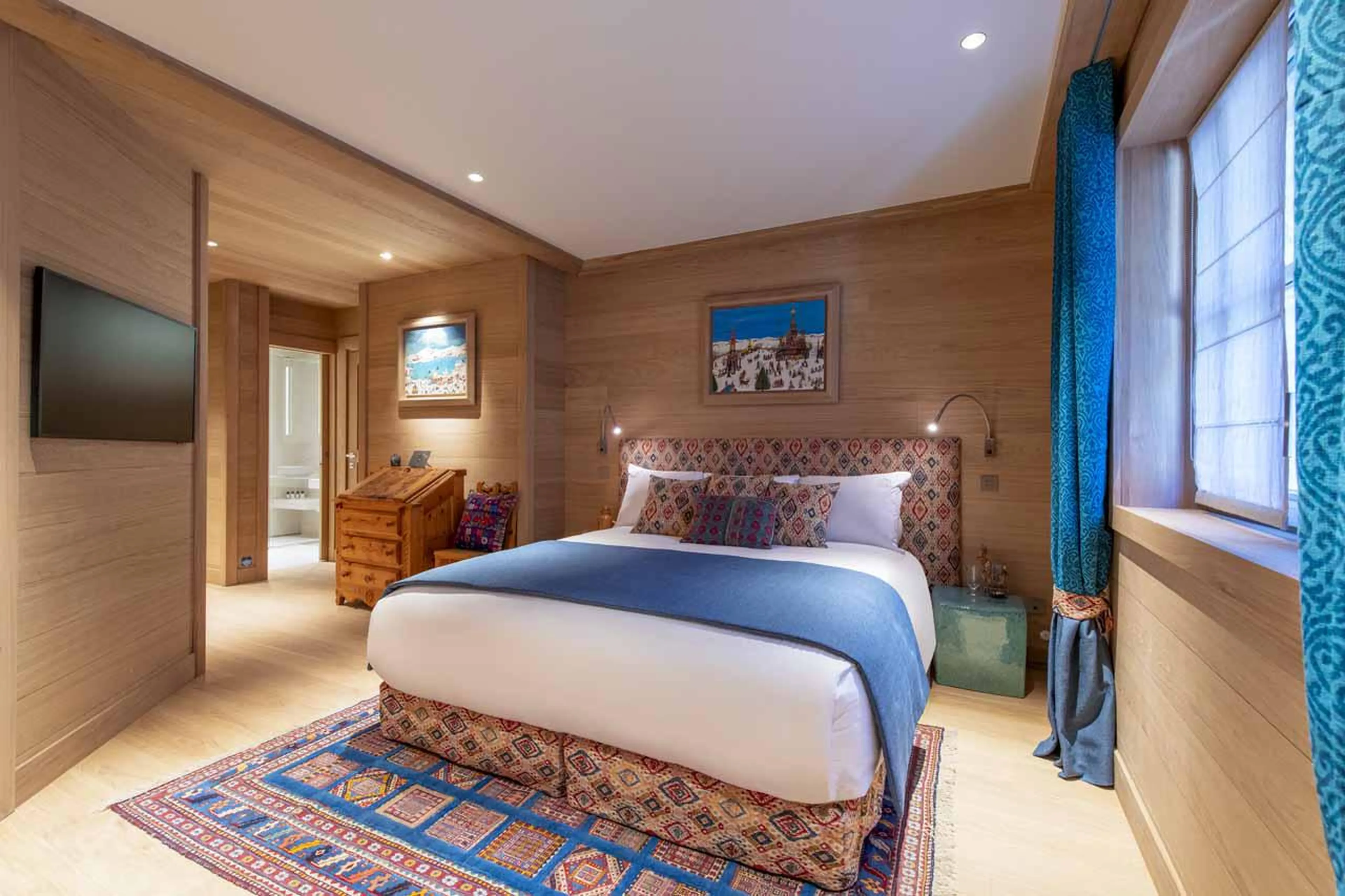 Double bedroom with TV and en-suite bathroom in Lord of Snow, Courchevel 1850
