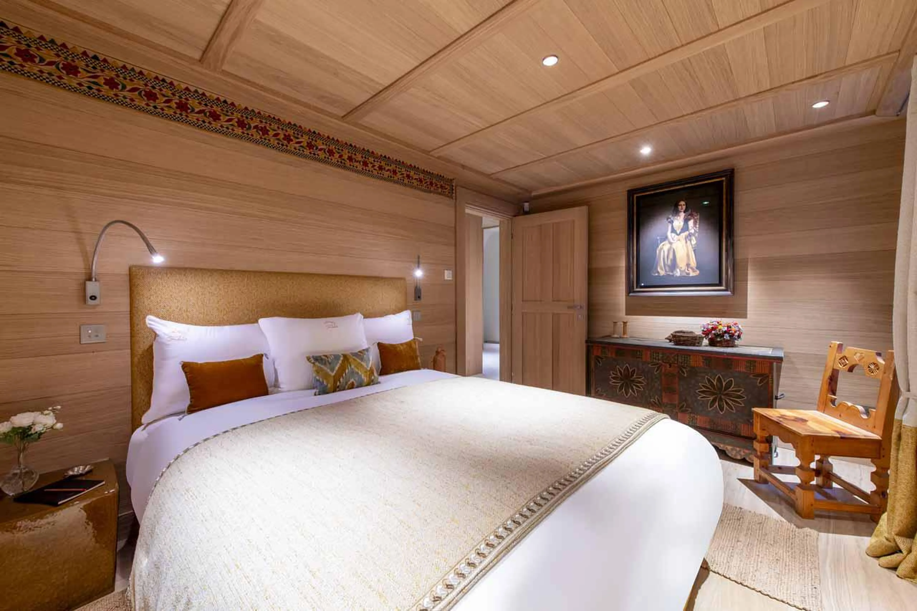 Double bedroom with TV and en-suite bathroom in Lord of Snow, Courchevel 1850