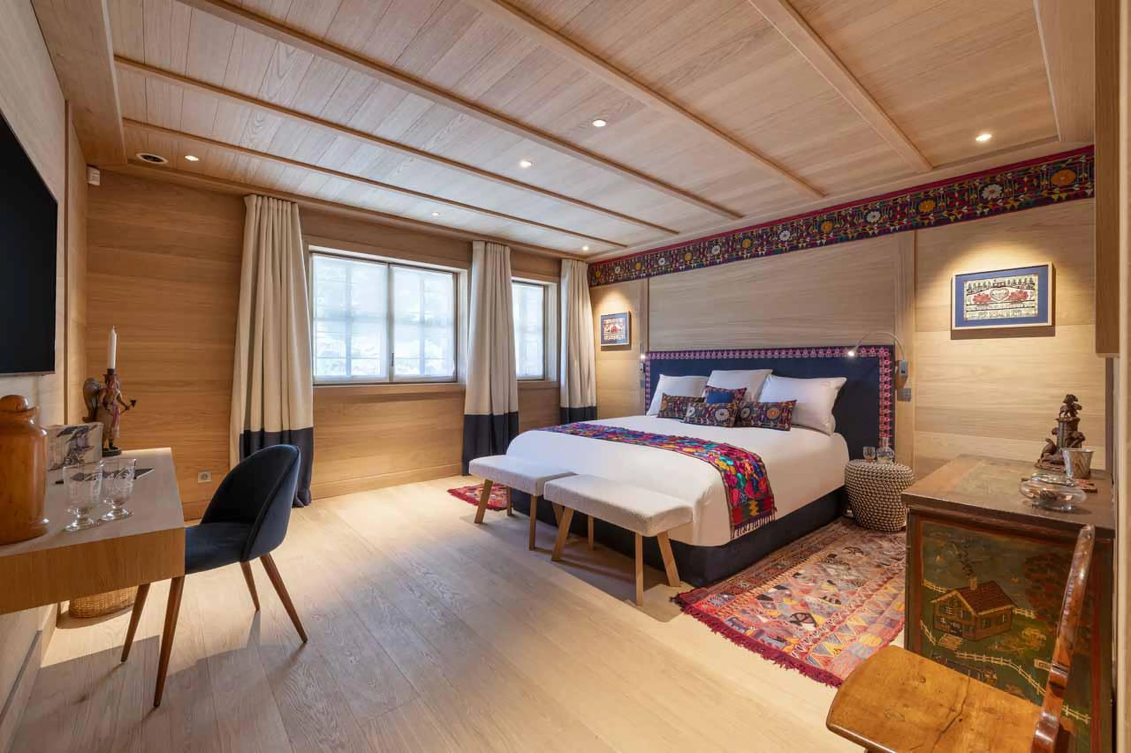 Double bedroom with TV, desk and en-suite bathroom in Lord of Snow, Courchevel 1850