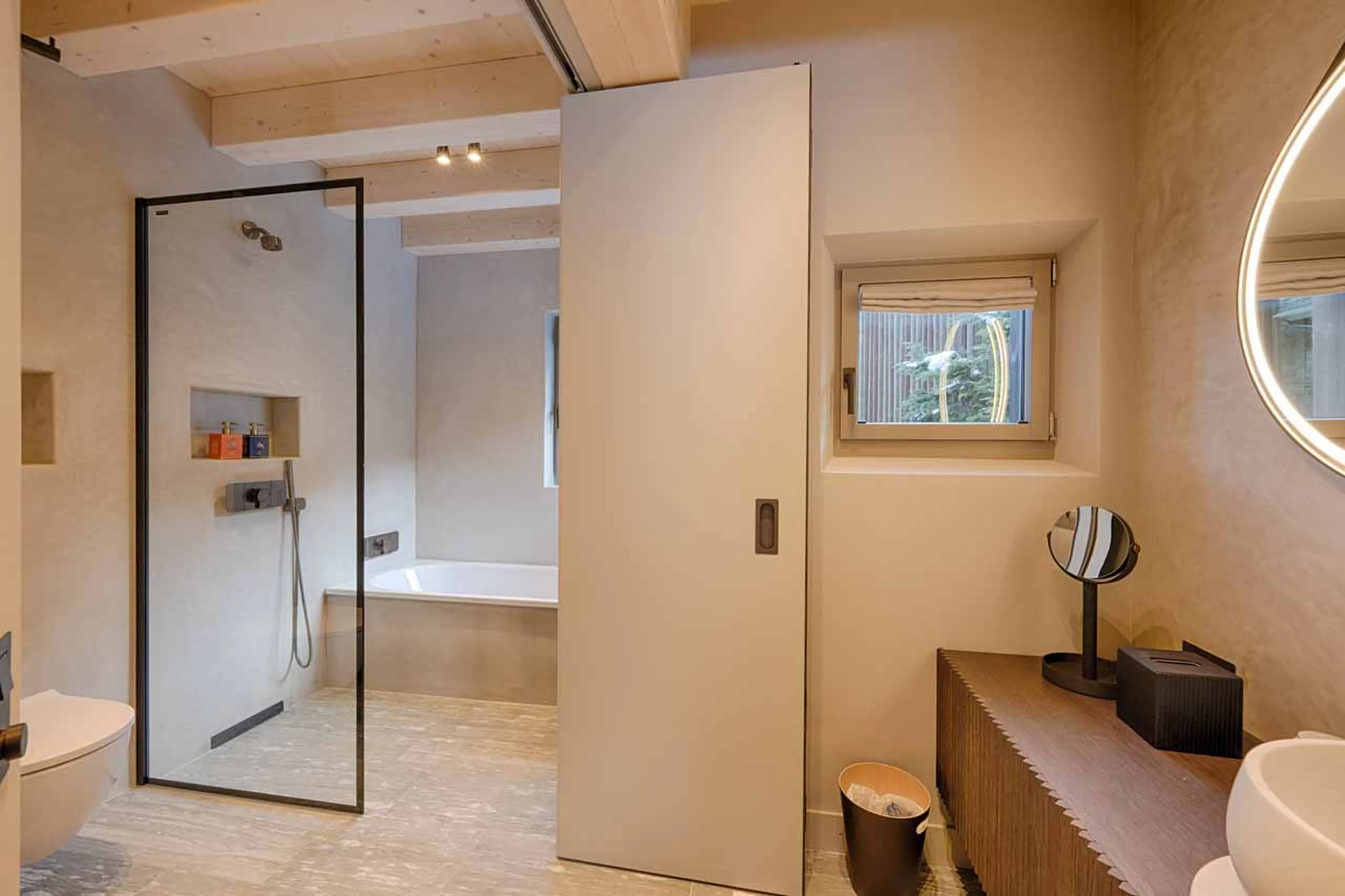 Bedroom 1 en-suite at Lyskamm Lodge in Zermatt