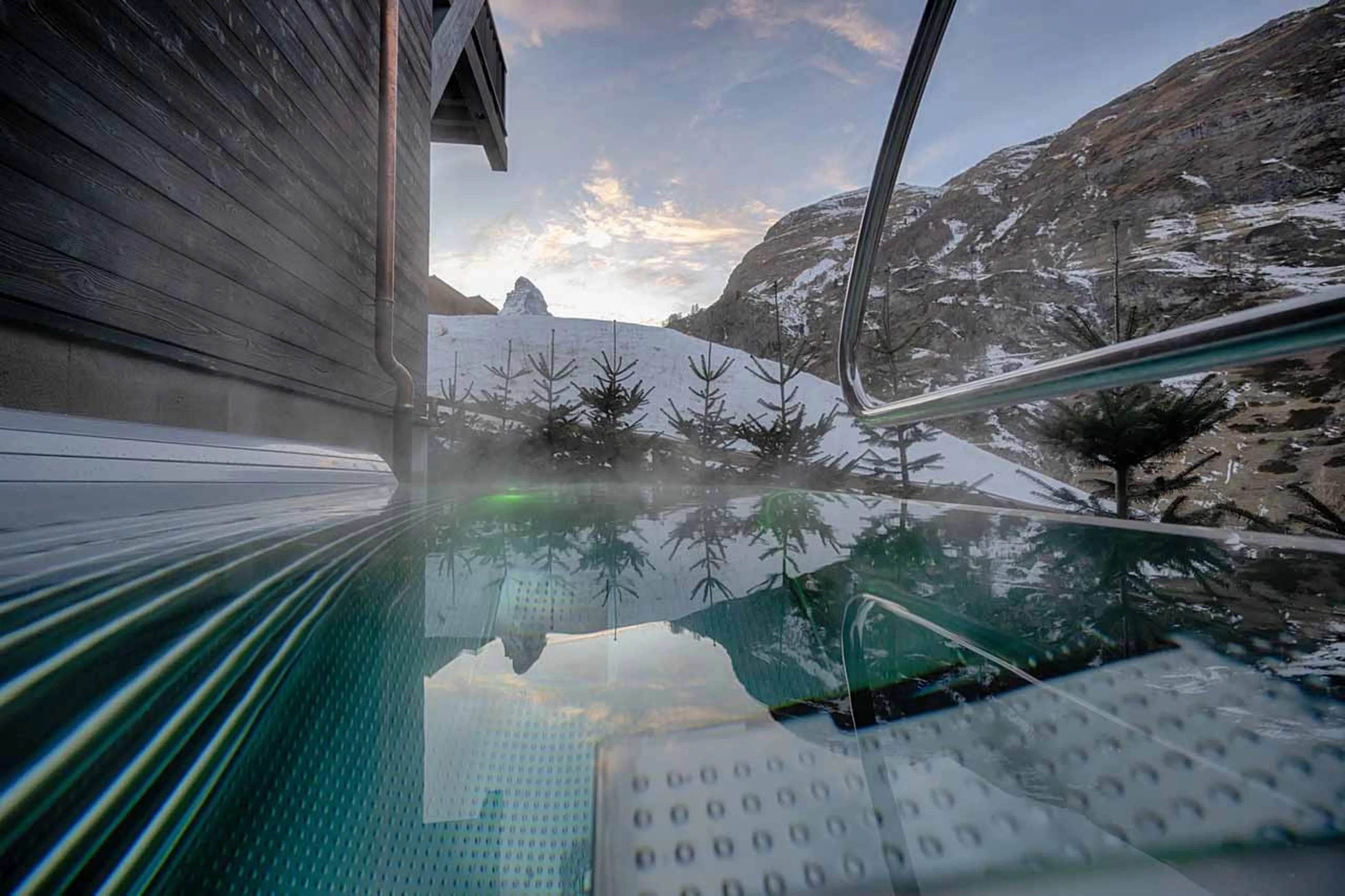 Outdoor hot tub at Lyskamm Lodge in Zermatt
