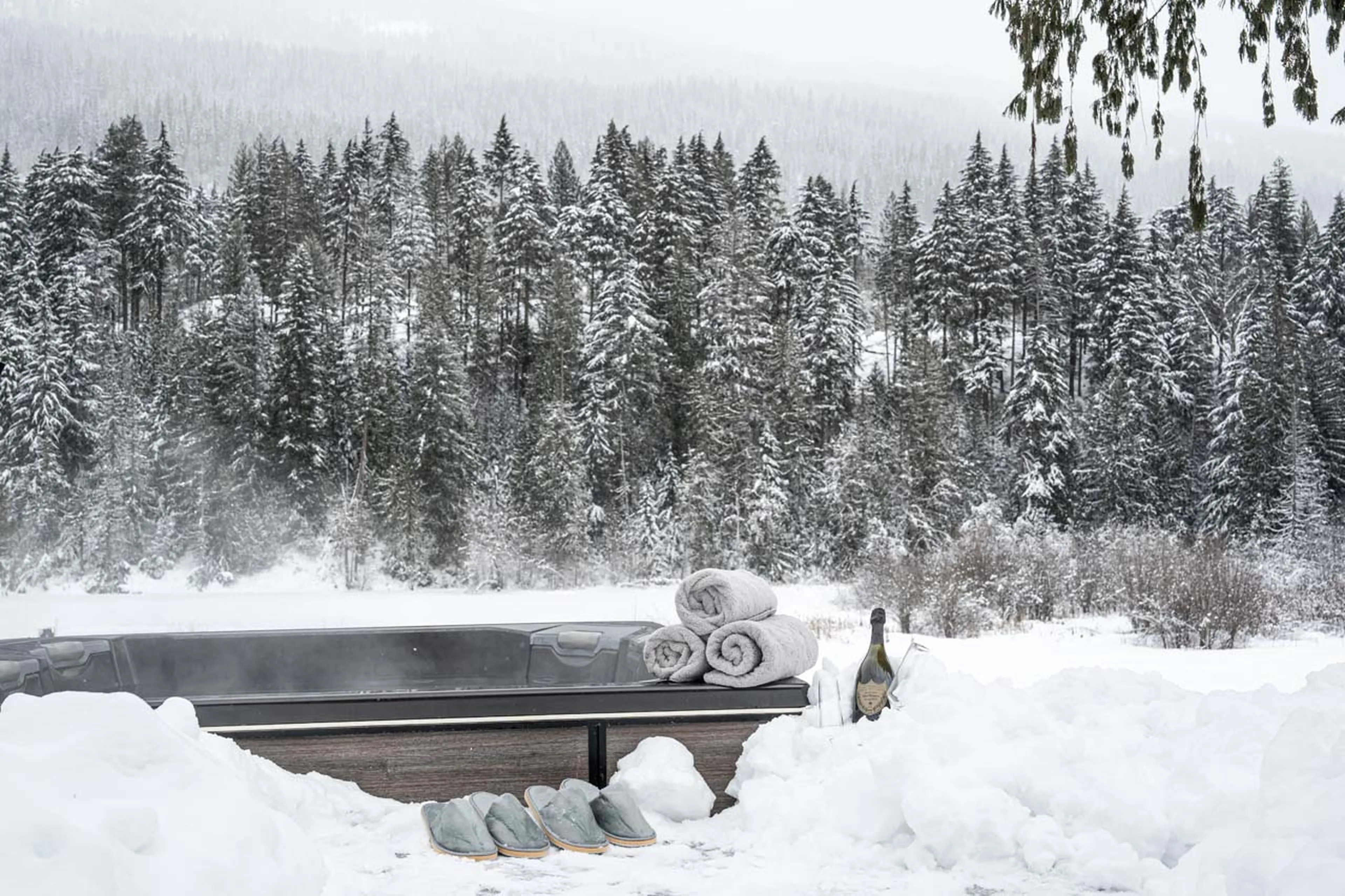 Outdoor hot tub in Mountain Lake Chalet, Revelstoke