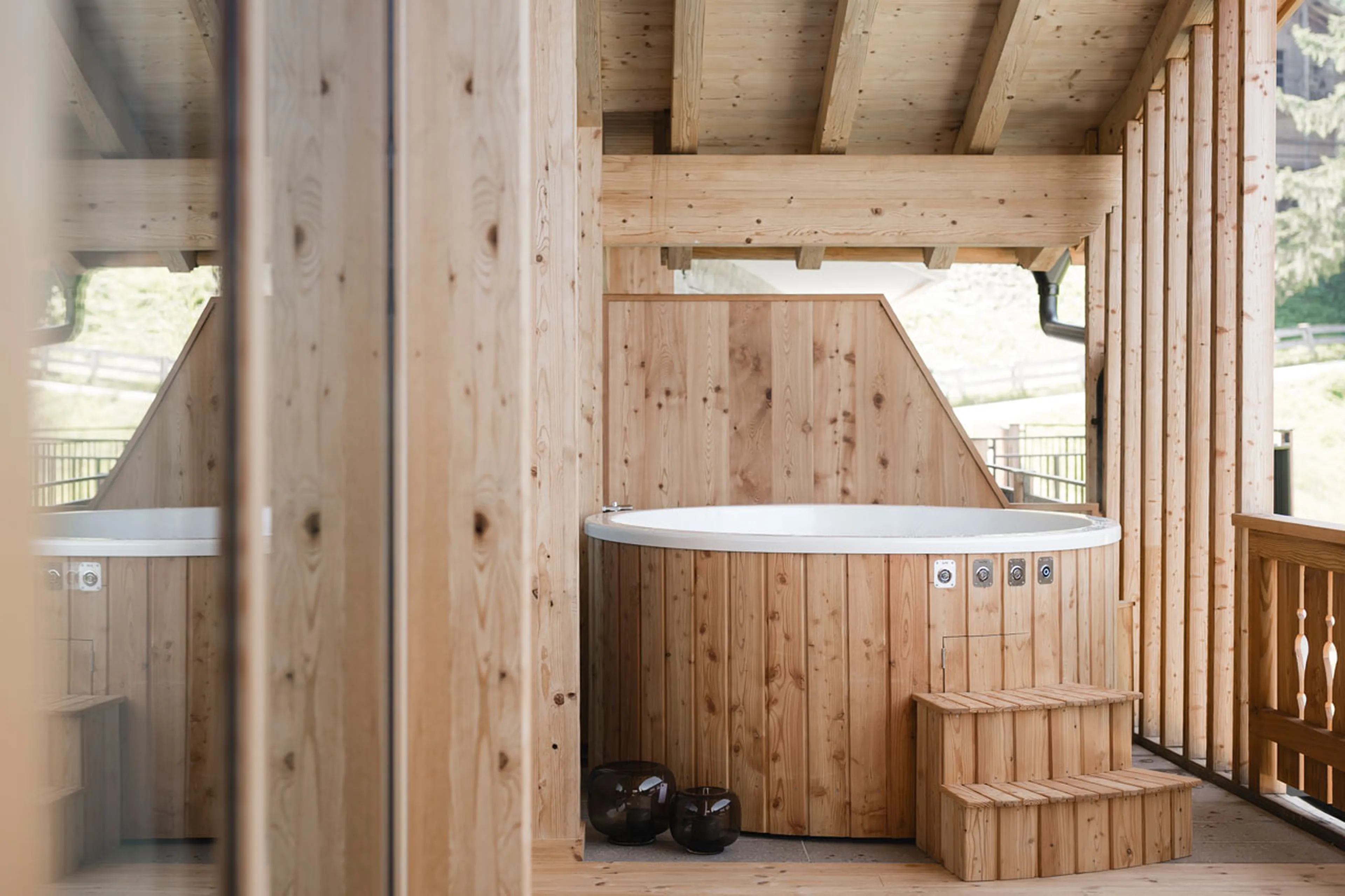 Outdoor hot tub at Muline Lodge in Selva