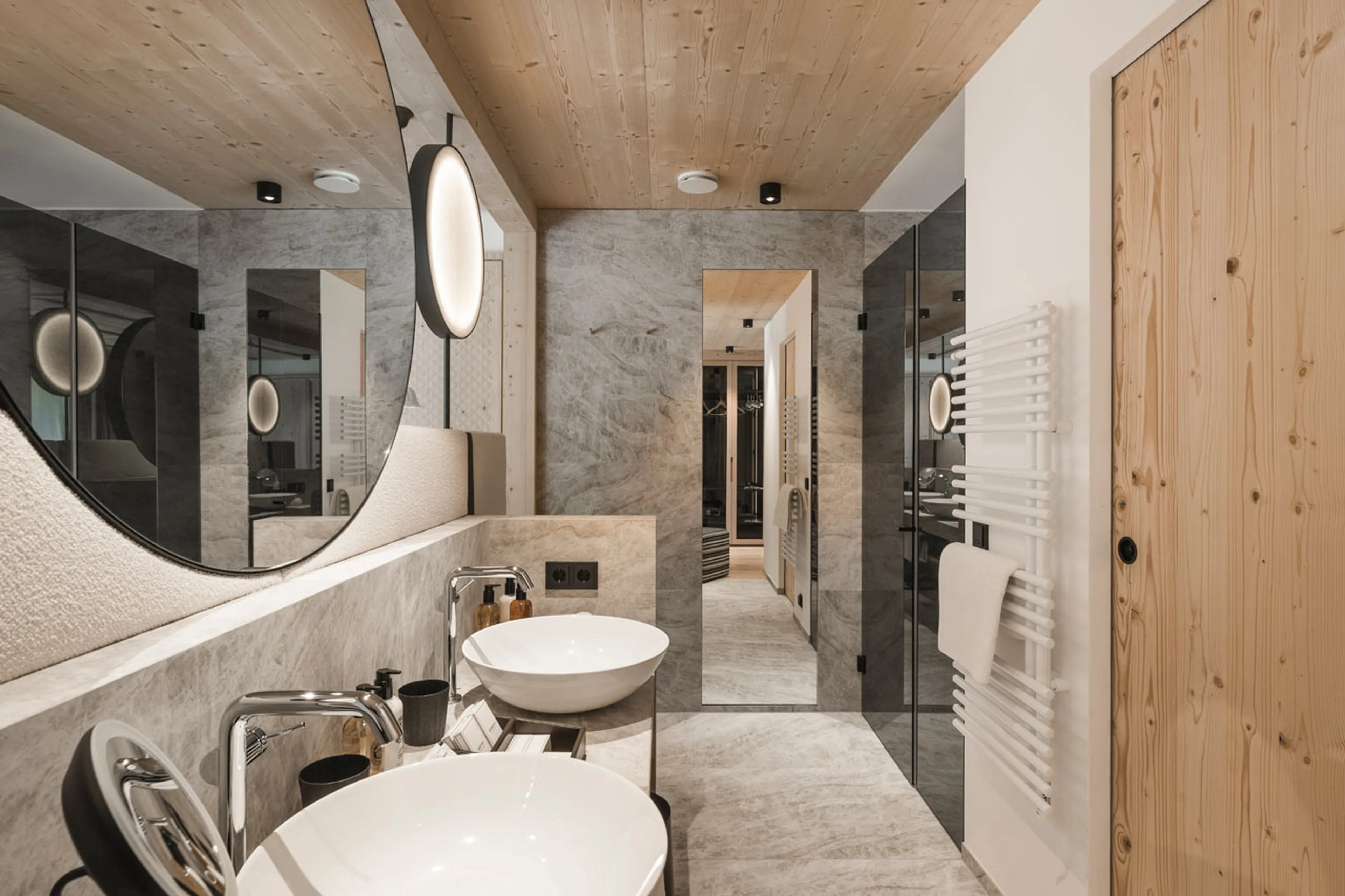 Twin basins at Muline Lodge in Selva