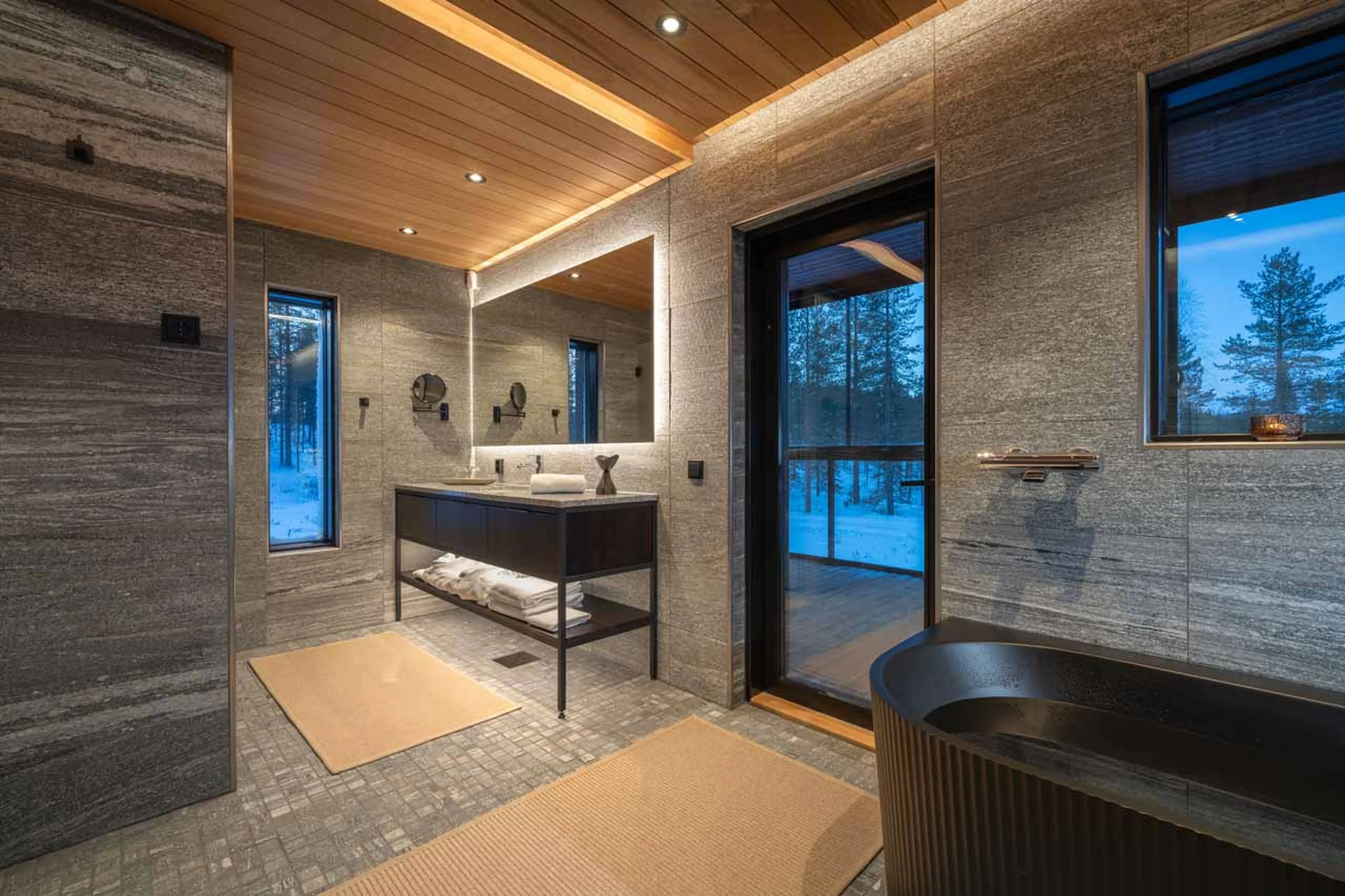 Bedroom 1 en-suite at Octola II Lodge in Finland