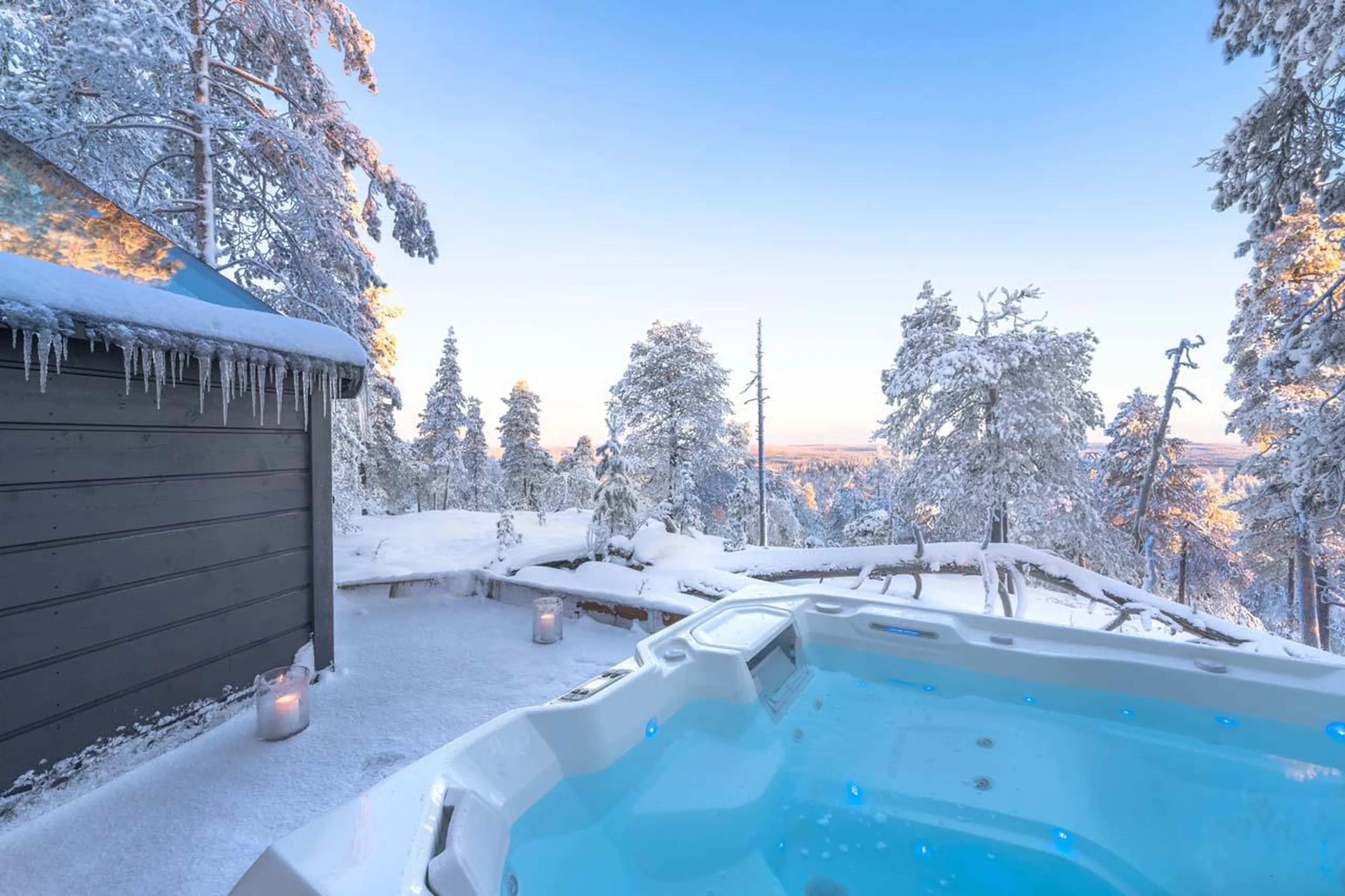 Outdoor hot tub at Octola Glass Igloo in Finland