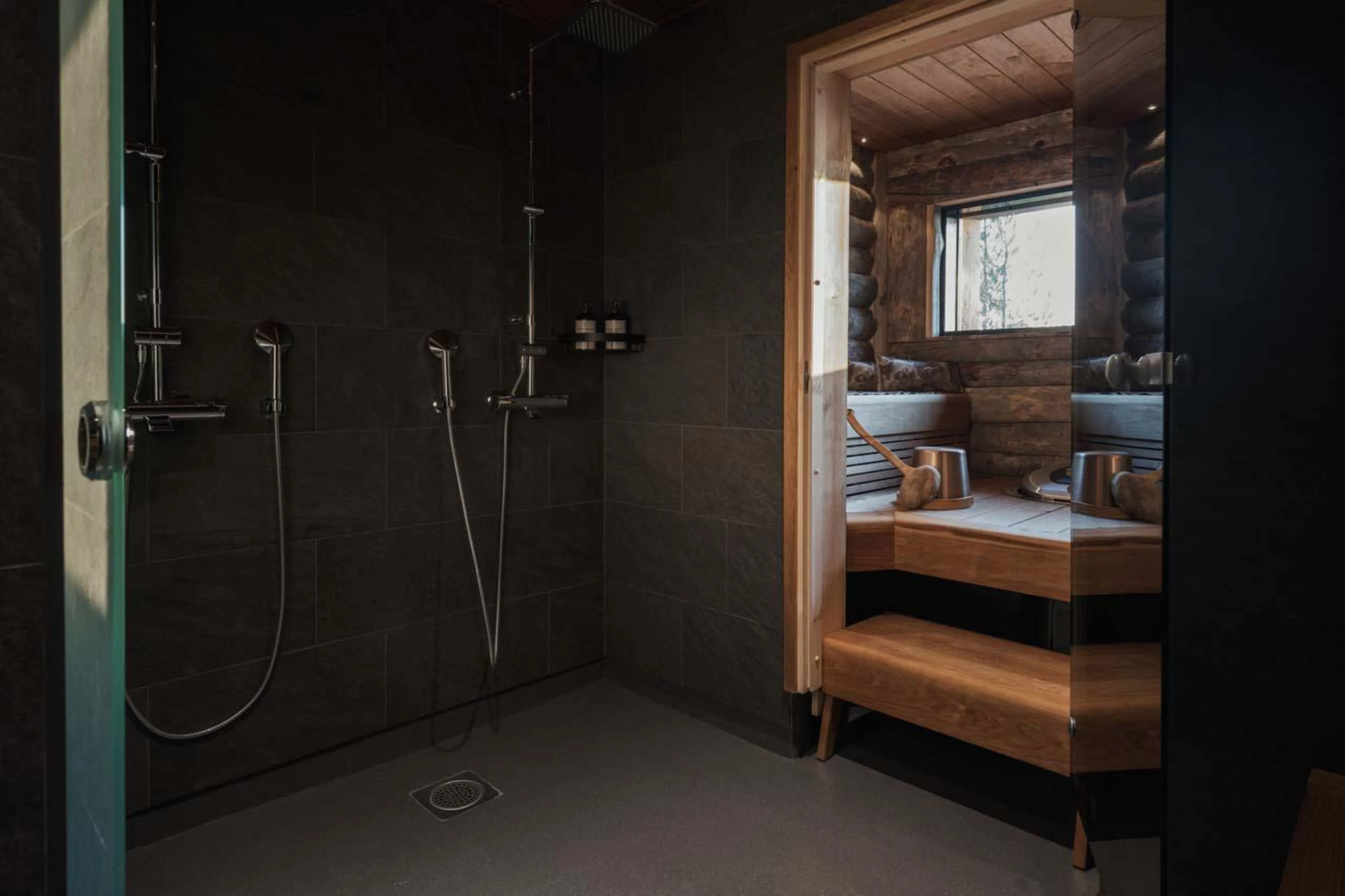 Sauna and showers at Octola Glass Igloo in Finland