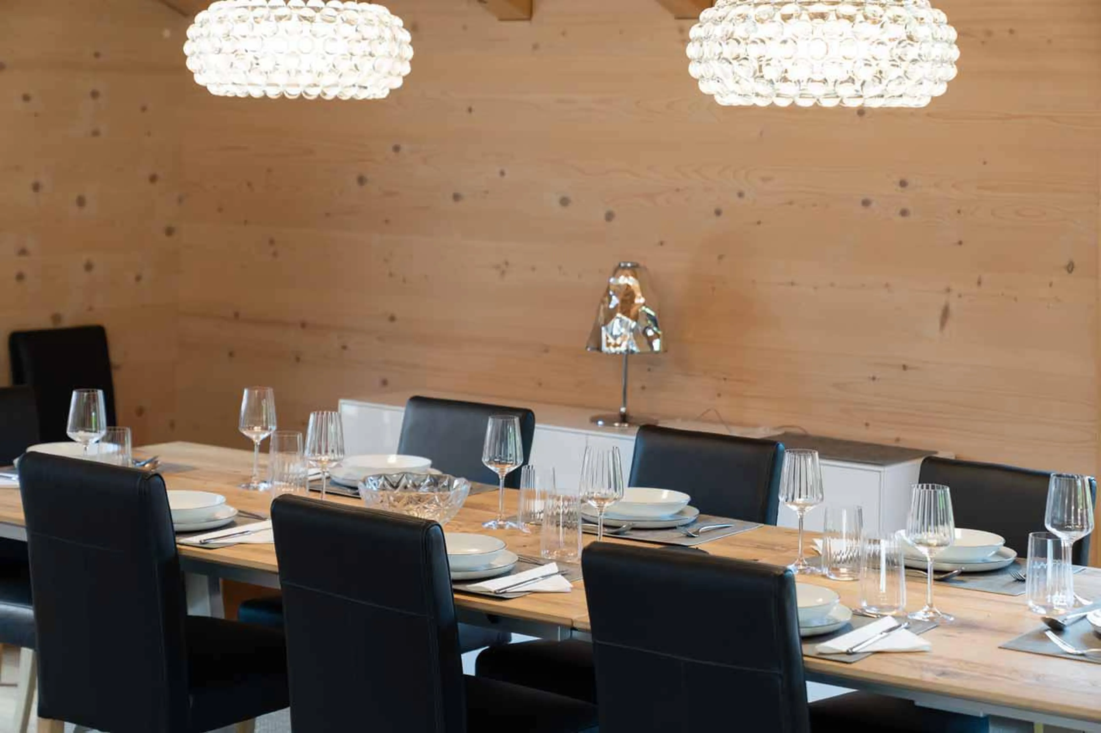 Wooden dining table at Chalet Alia in Grindelwald