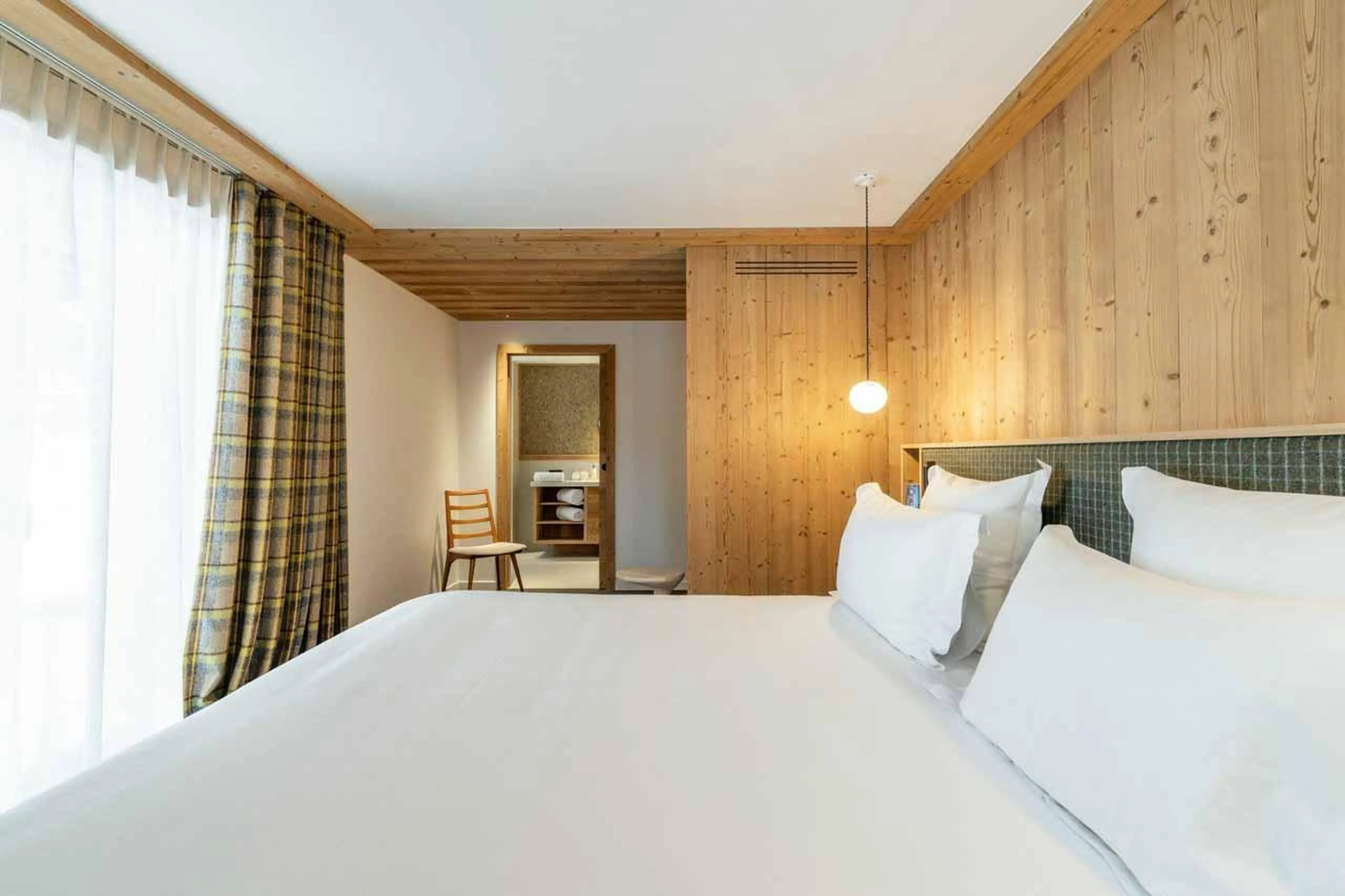 Double bedroom with en-suite in Chalet Beloukha, Courchevel Le Praz