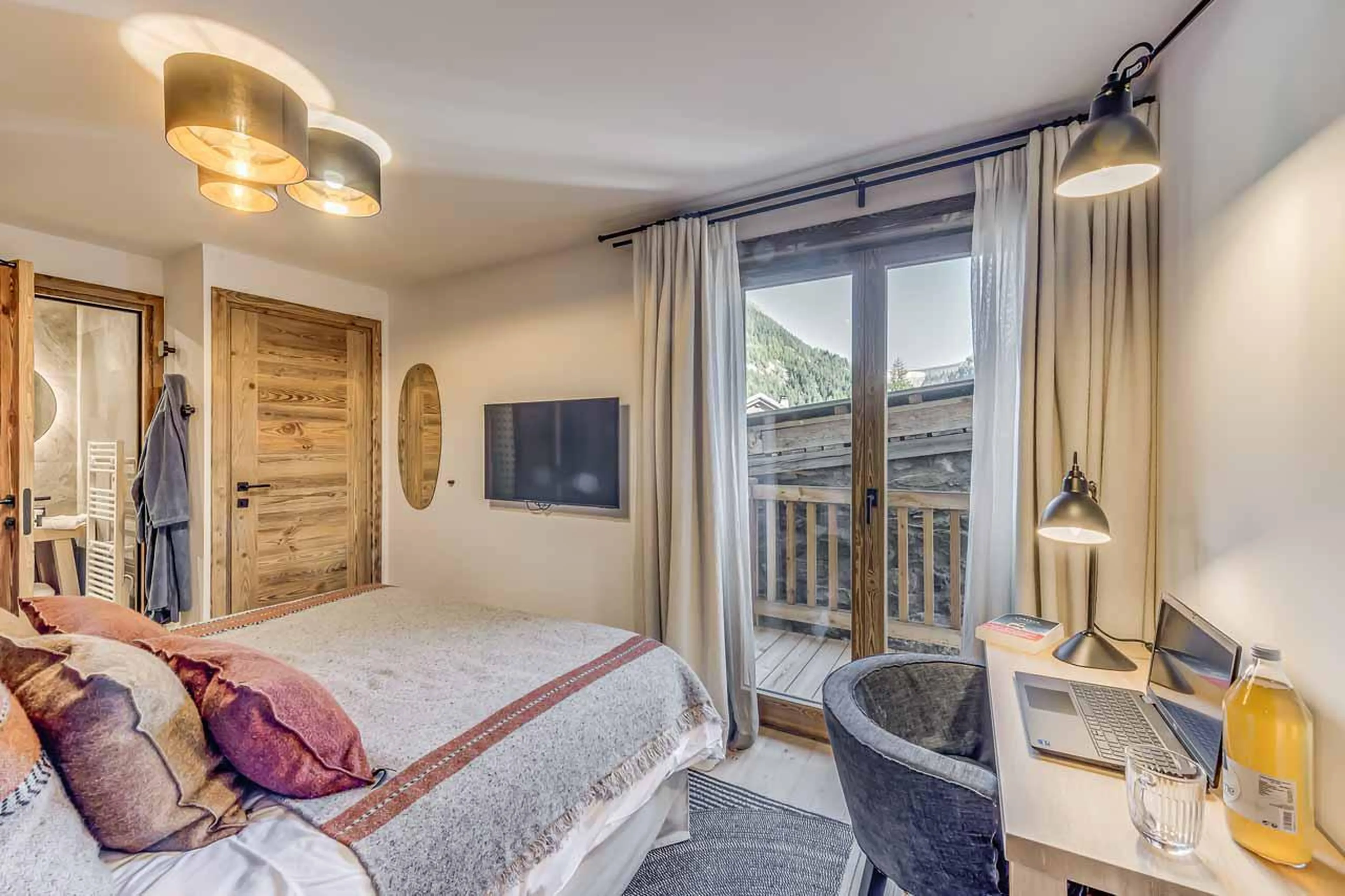 Bedroom six with French doors in Chalet Casa San Bernardo