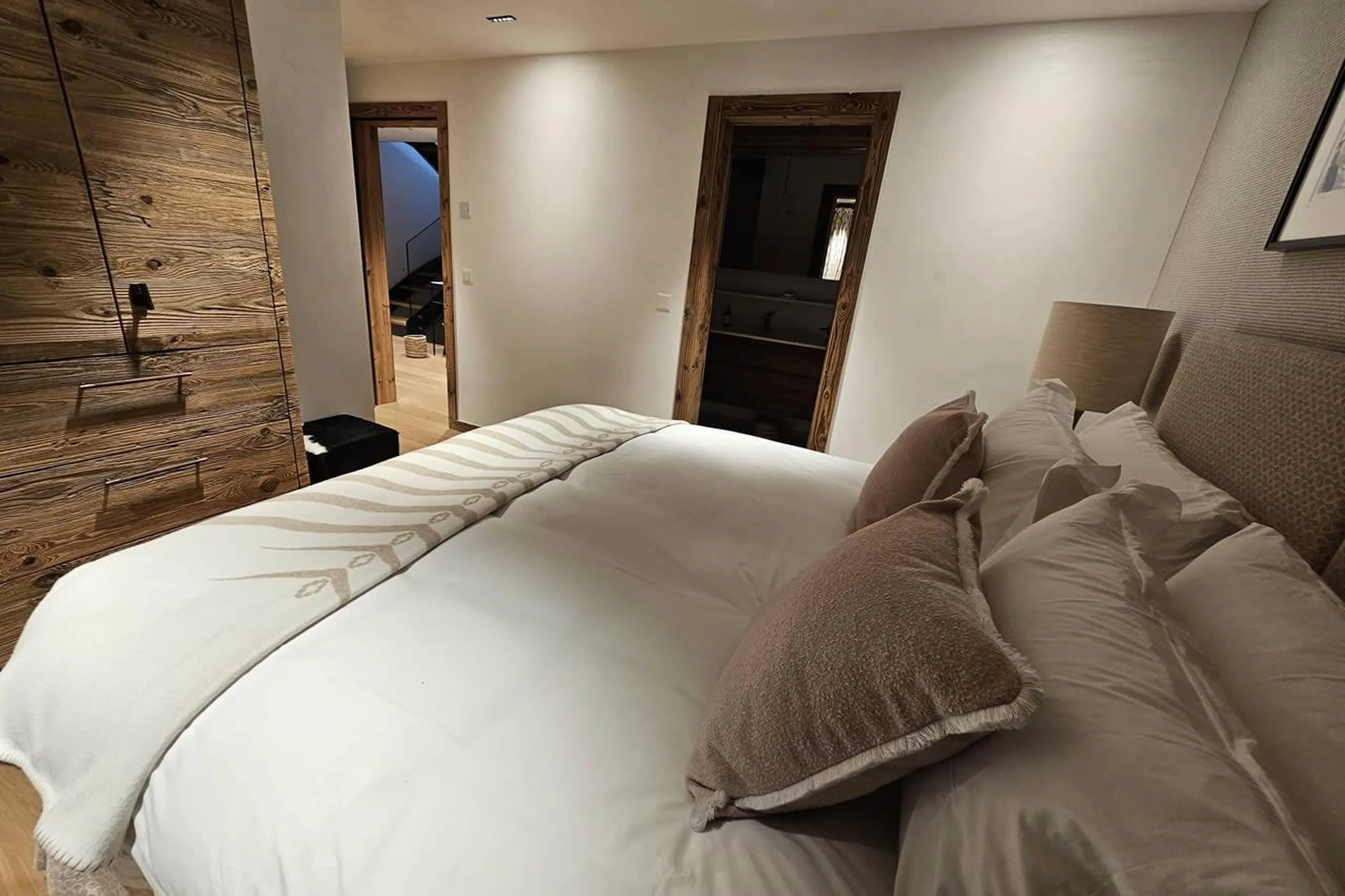 Double/twin bedroom with plentiful storage space at Chalet Munro in Verbier