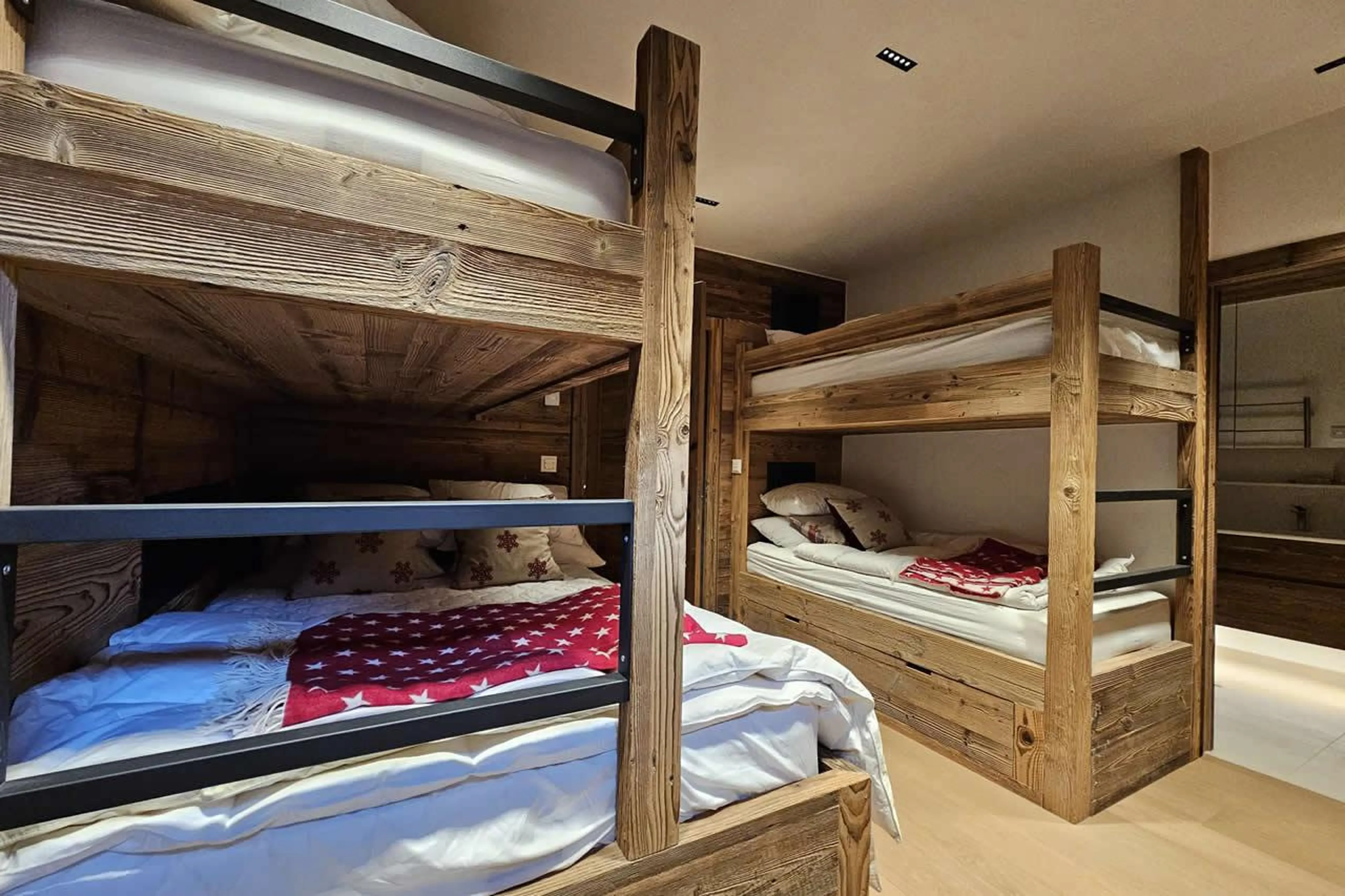 Bunk room with en-suite shower room at Chalet Munro in Verbier