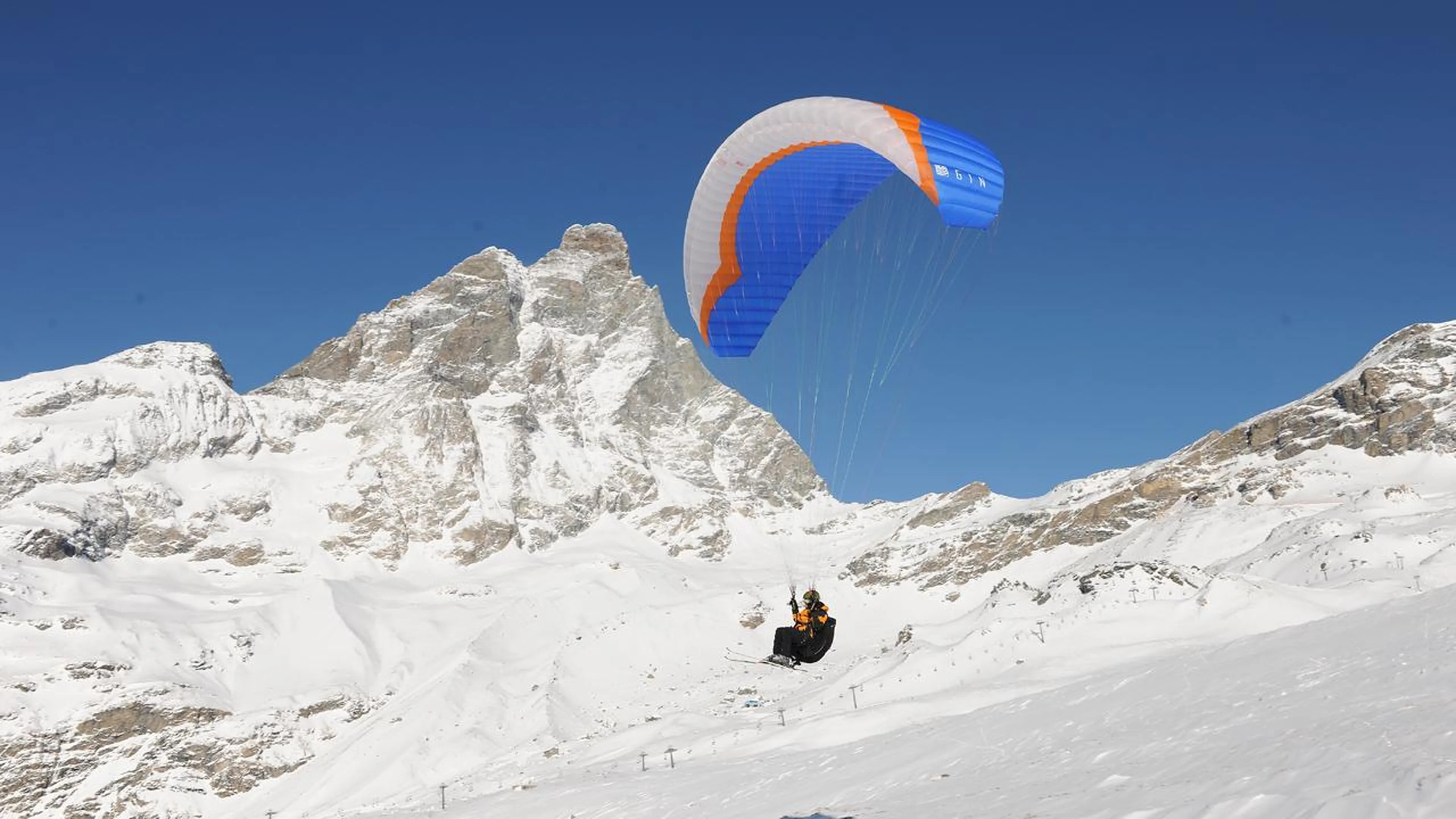 Paragliding in Cervinia