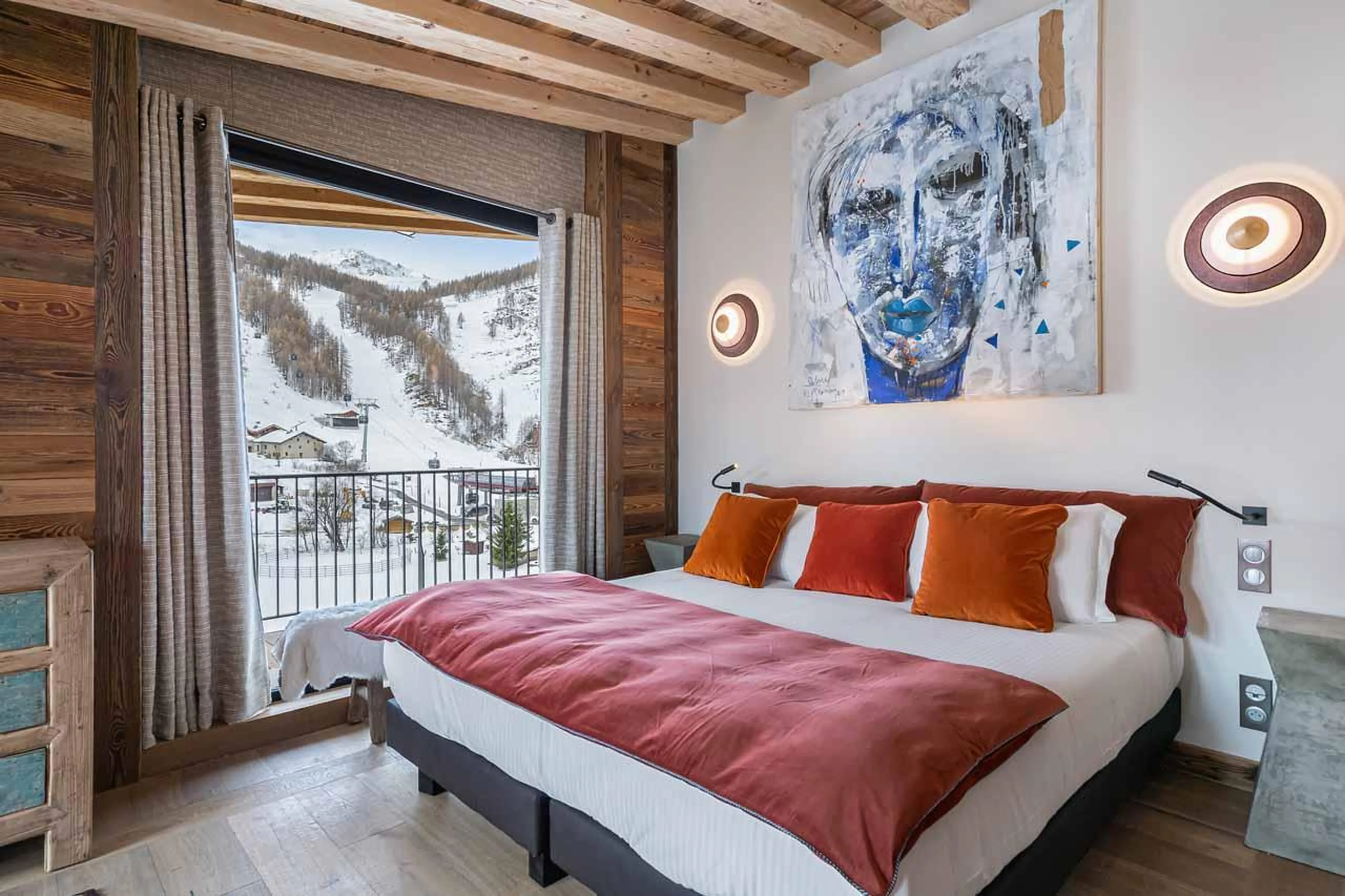 Double bedroom with en-suite shower room in Penthouse Chamois, Val d'Isere