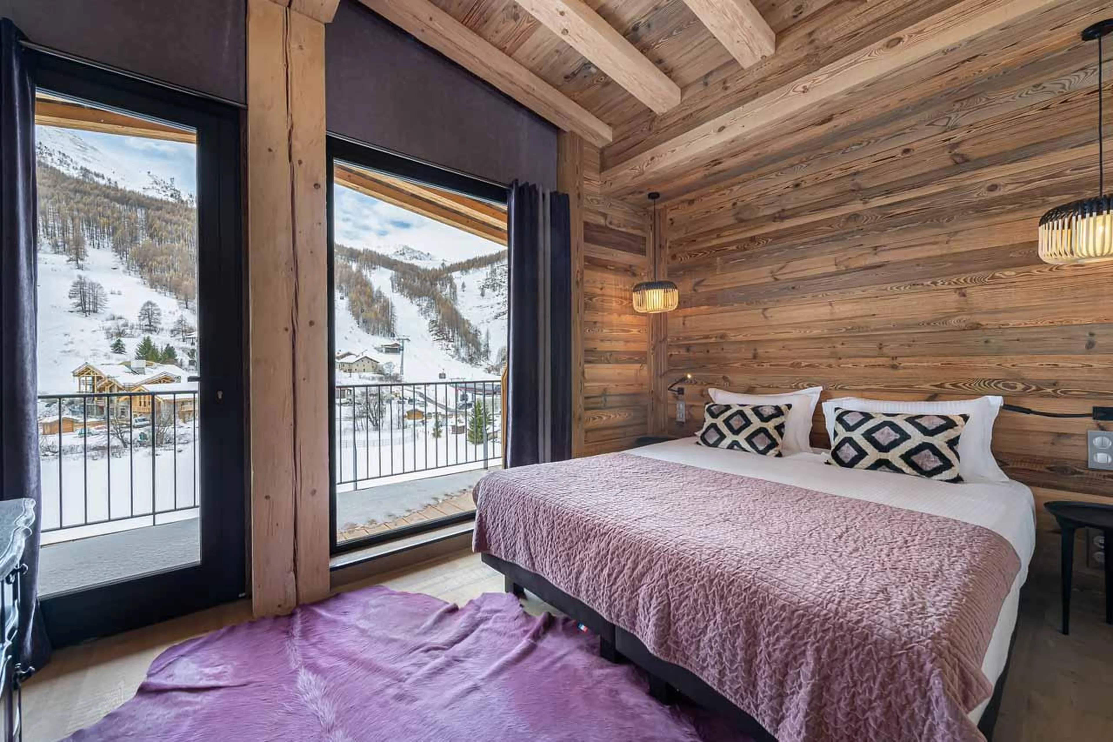 Double bedroom with balcony access and en-suite shower room in Penthouse Chamois, Val d'Isere
