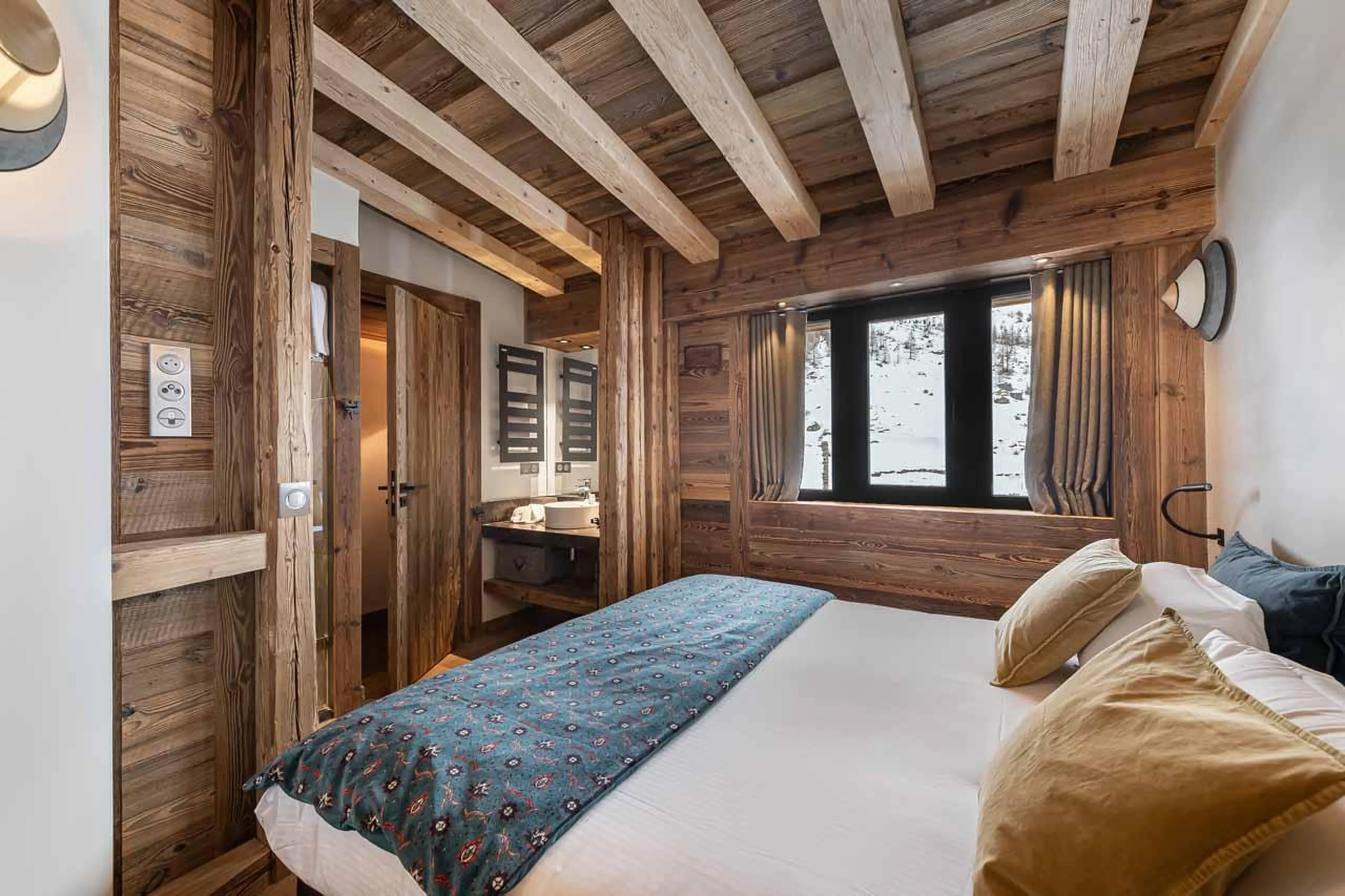 Double bedroom with en-suite shower room in Penthouse Chamois, Val d'Isere