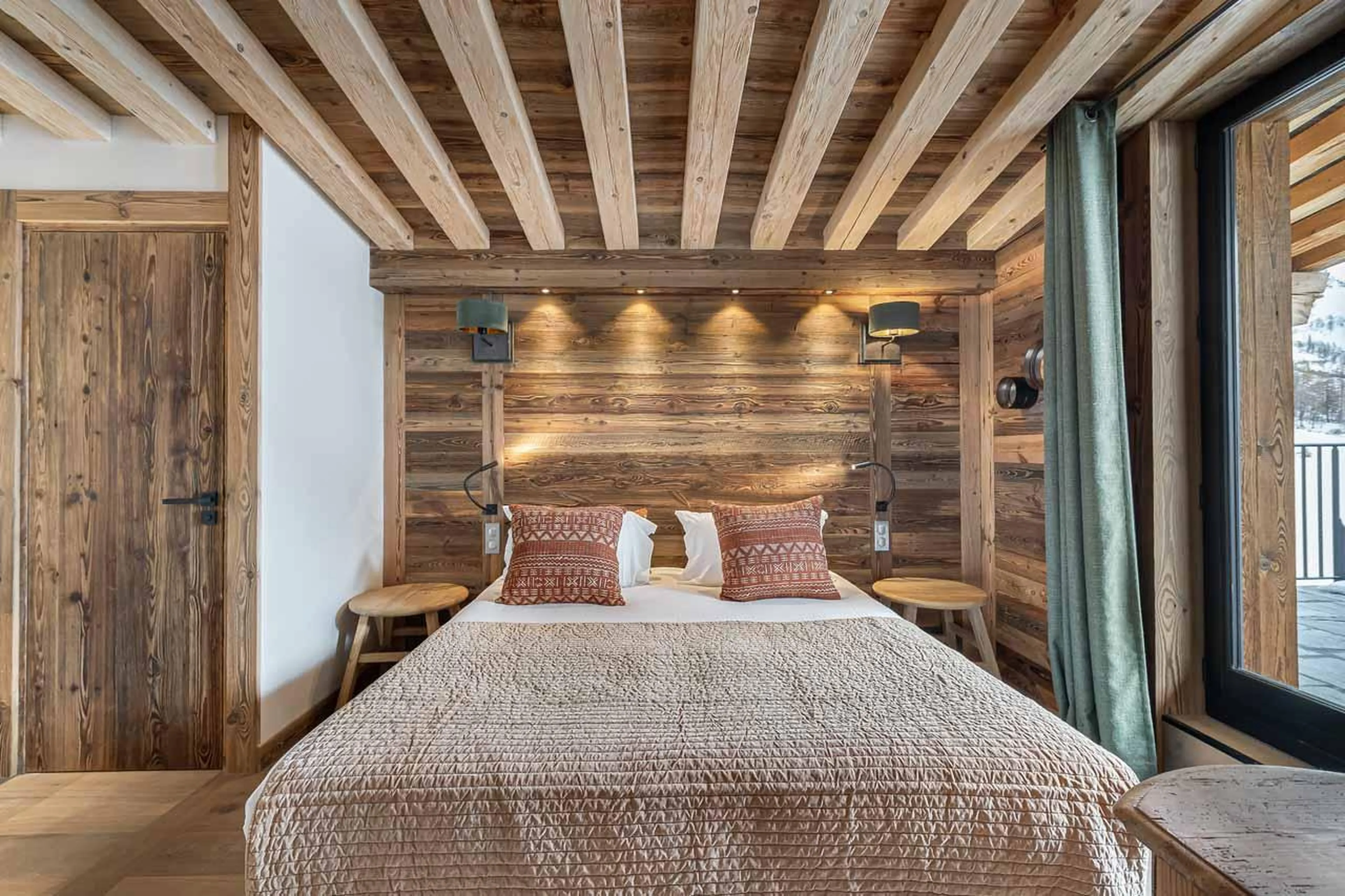 Double bedroom with en-suite shower room in Penthouse Chamois, Val d'Isere