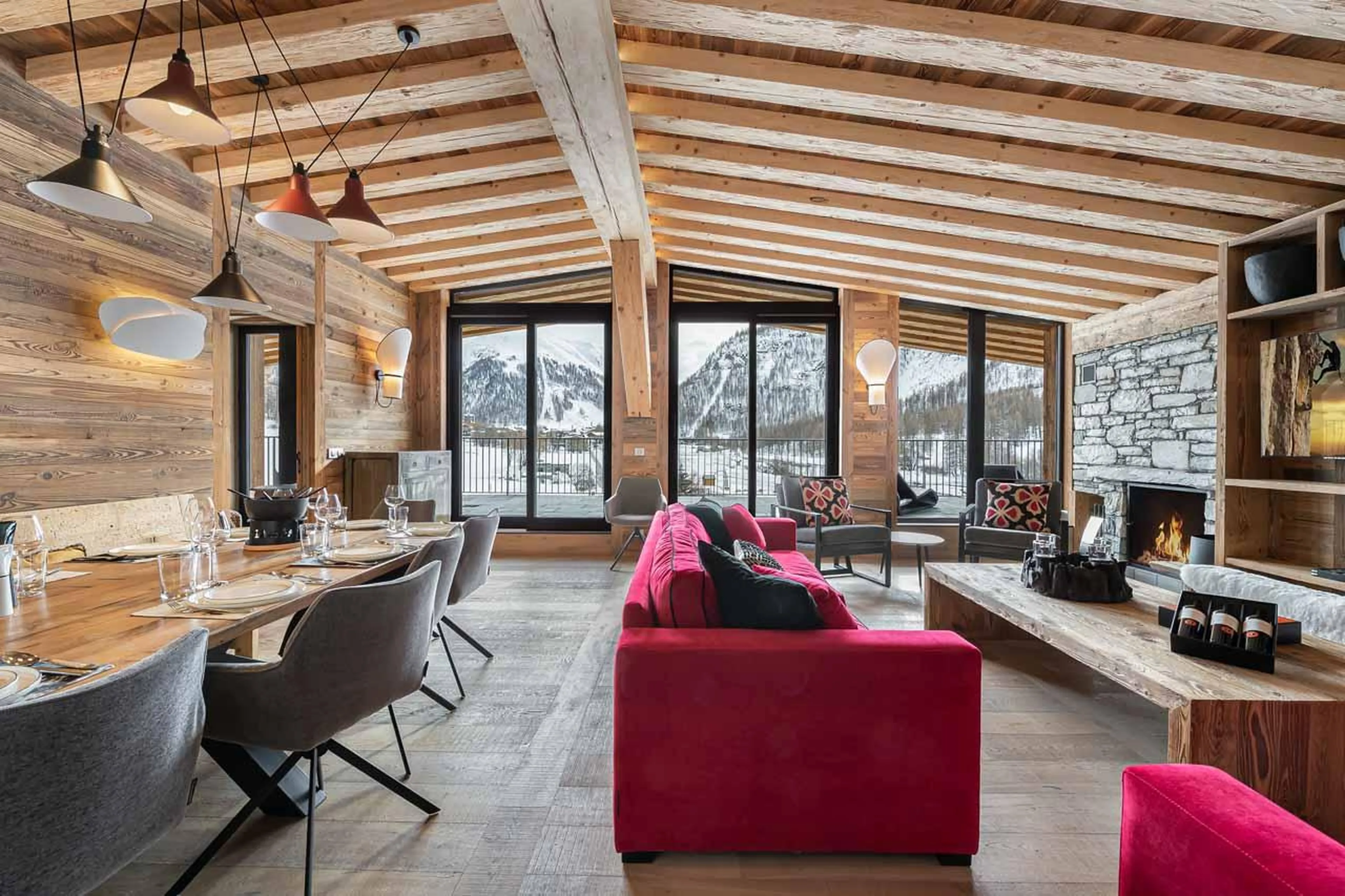 Open-plan living, kitchen and dining area in Penthouse Chamois, Val d'Isere